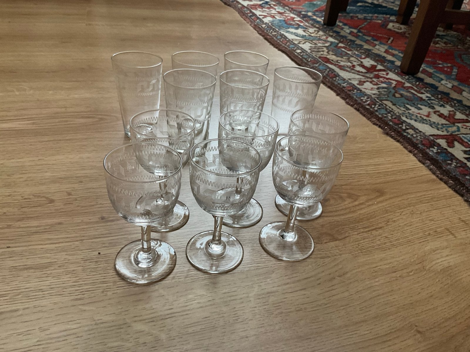 Set van 12 glazen met Grieks motief en guilloche ets, Ophalen of Verzenden