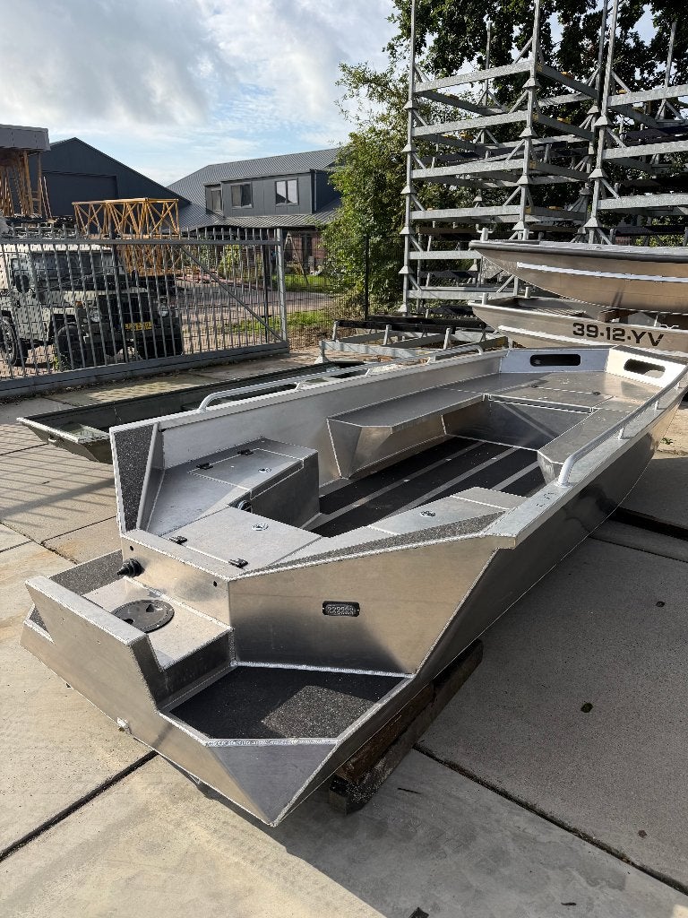 ASSAULT 500 | Nieuwe aluminium V-jon | 4mm | 5 meter, Watersport en Boten, Vis- en Consoleboten, Ophalen, Nieuw, Aluminium, Buitenboordmotor