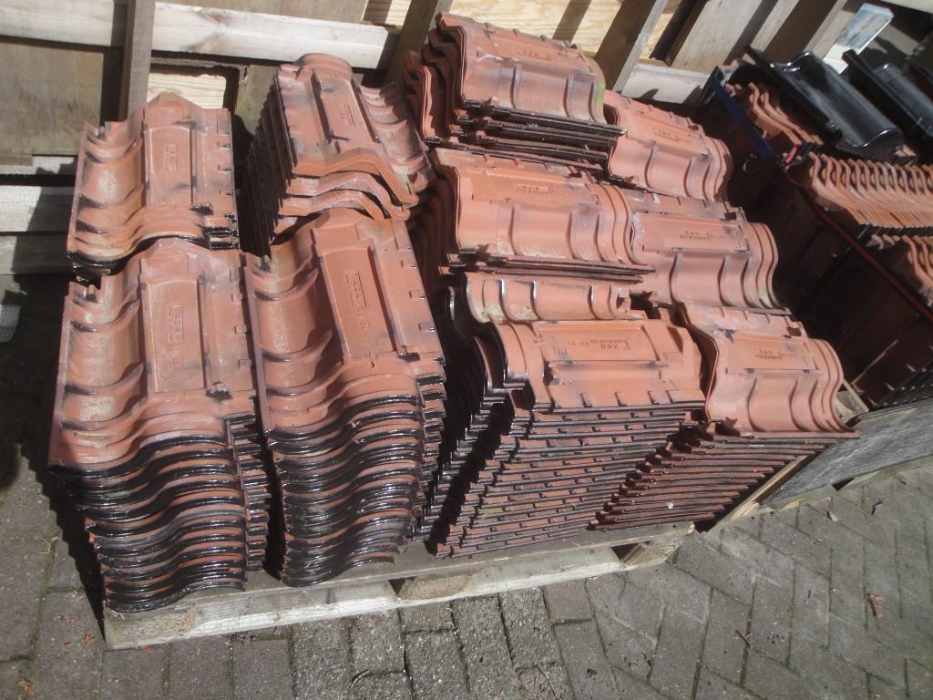 345 grote Romaanse dakpannen zwart geglazuurd 1999, Doe-het-zelf en Verbouw, Dakpannen en Dakbedekking, Ophalen, Steen of Klei
