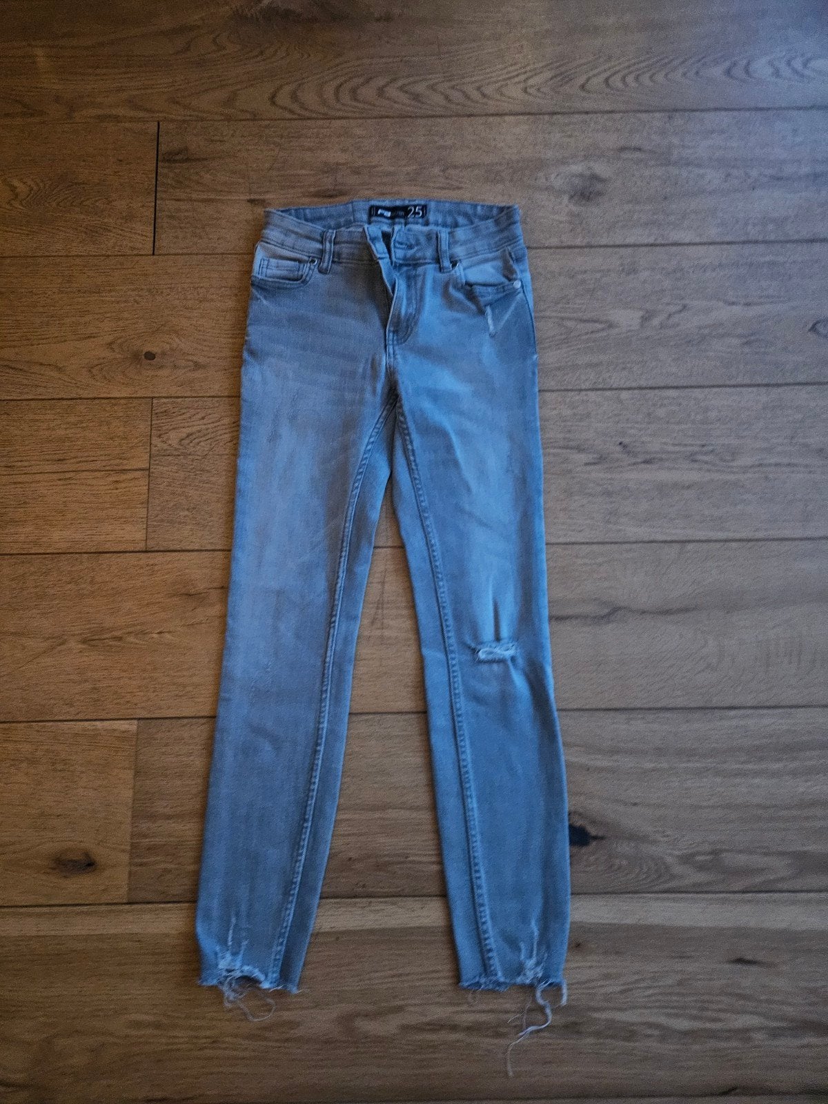 FB Sister Grijze Skinny Jeans - Maat W25, Kleding | Dames, Ophalen of Verzenden, Zo goed als nieuw, Grijs, W28 - W29 (confectie 36)
