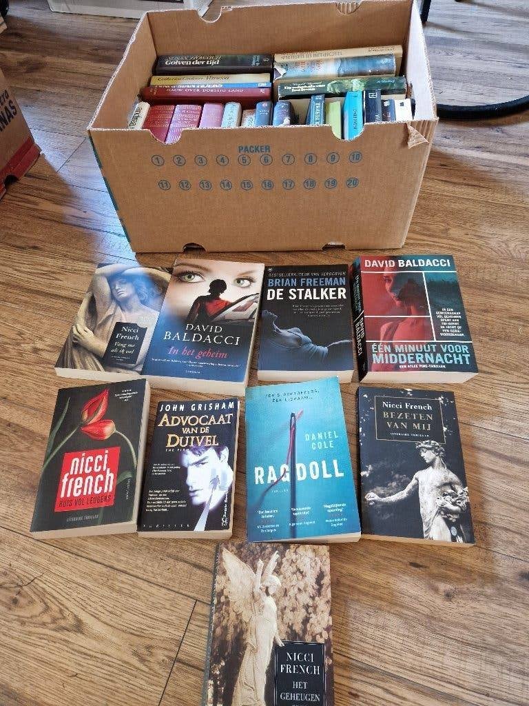 Grote doos vol diverse boeken - thrillers, romans, Ophalen