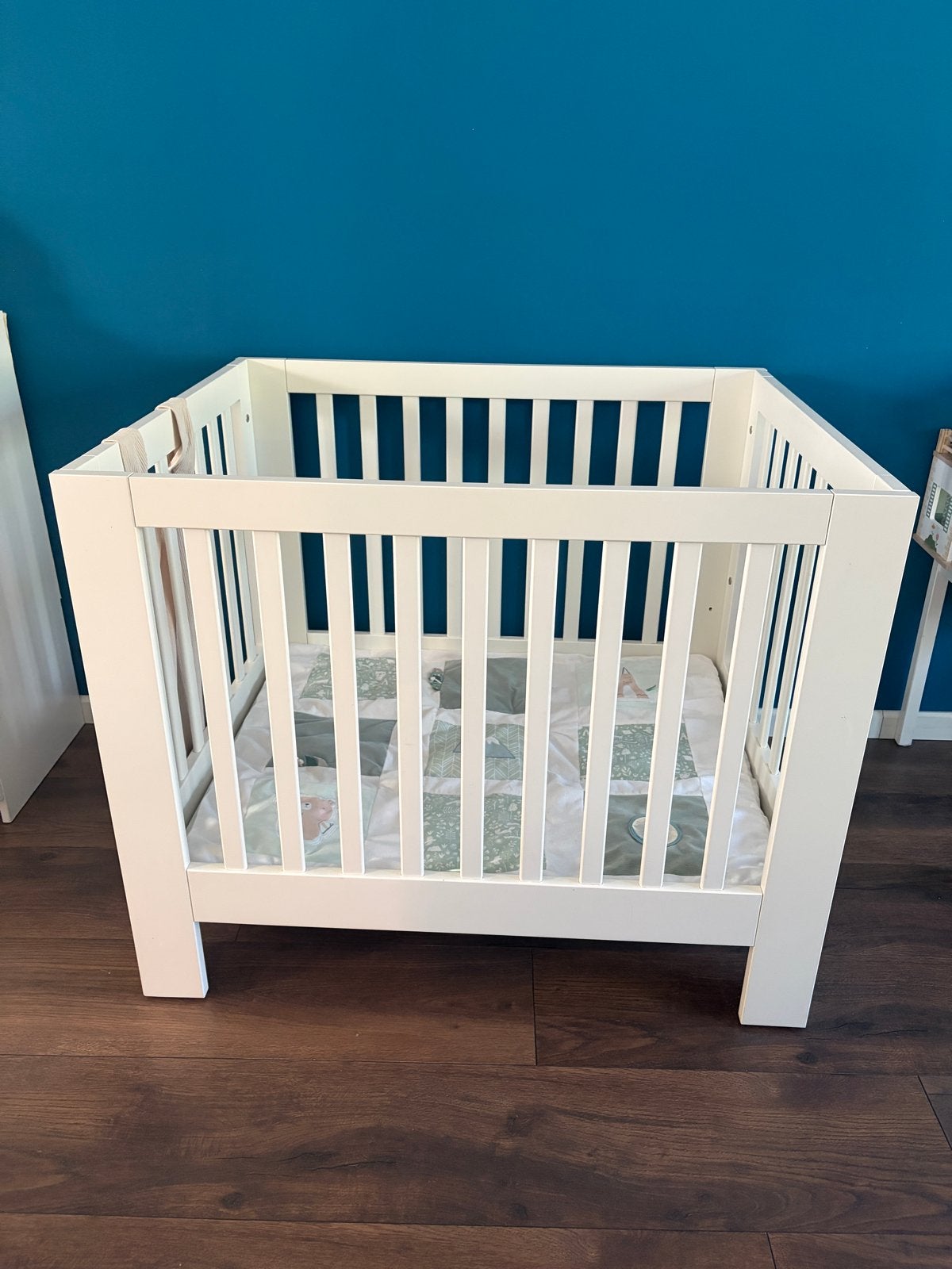 Kidsmill Alaska box met boxkleed en boxzak, Ophalen, Zo goed als nieuw, Vierkant, Boxkleed