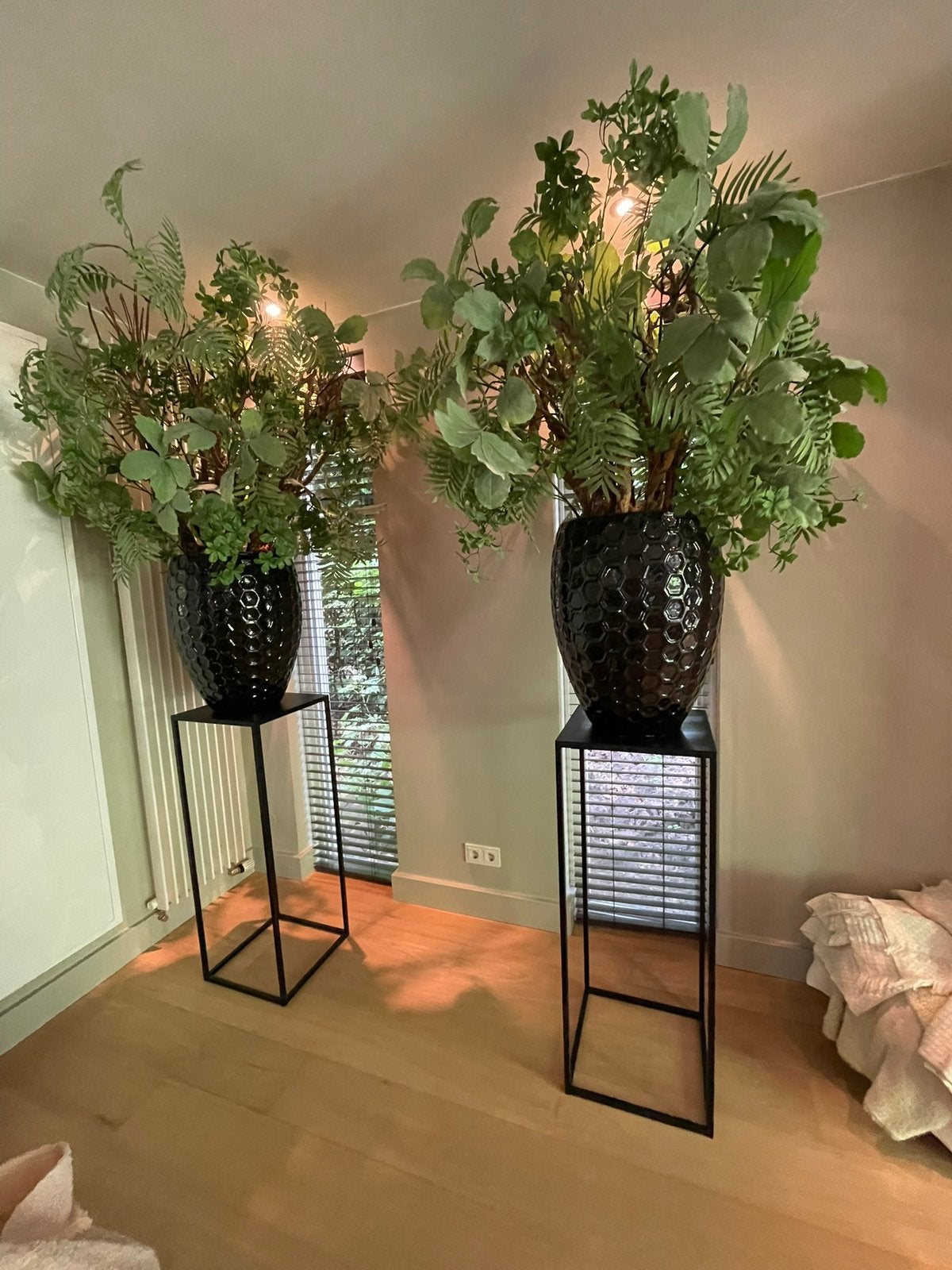 Kunst bloemstuk 2 stuks | incl. zwarte sokkel, Huis en Inrichting, Ophalen, Zo goed als nieuw