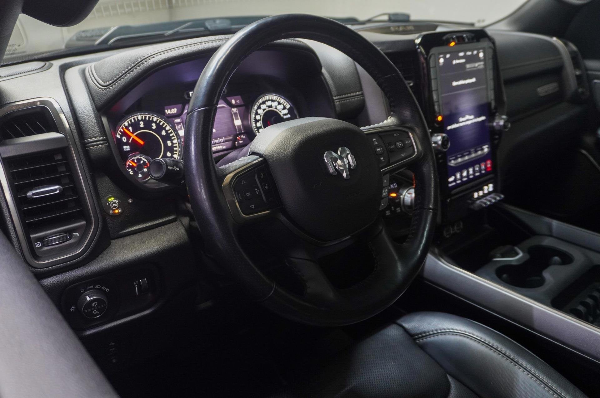 Dodge Ram 1500 5.7 V8 4x4 Crew Cab Rebel, Auto's, 2706 kg, Gebruikt, 5654 cc, Bedrijf