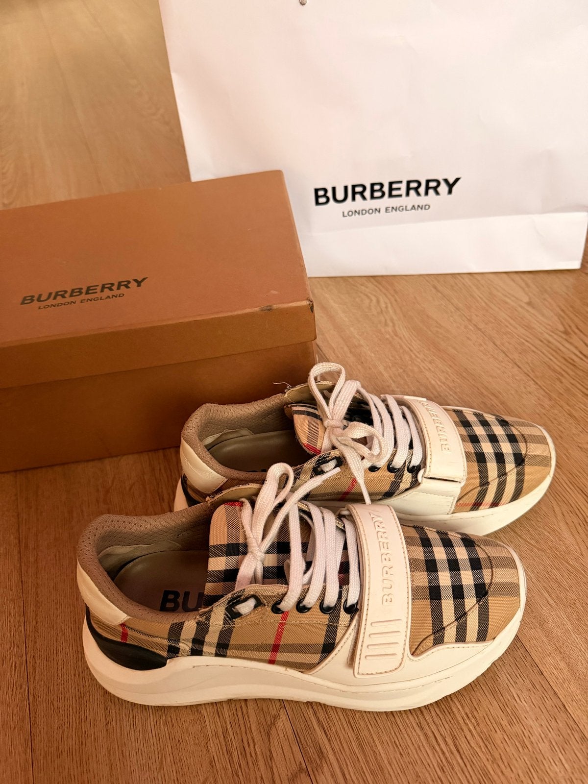 Burberry Sneakers Maat 39, Ophalen of Verzenden, Gedragen, Beige, Sneakers of Gympen