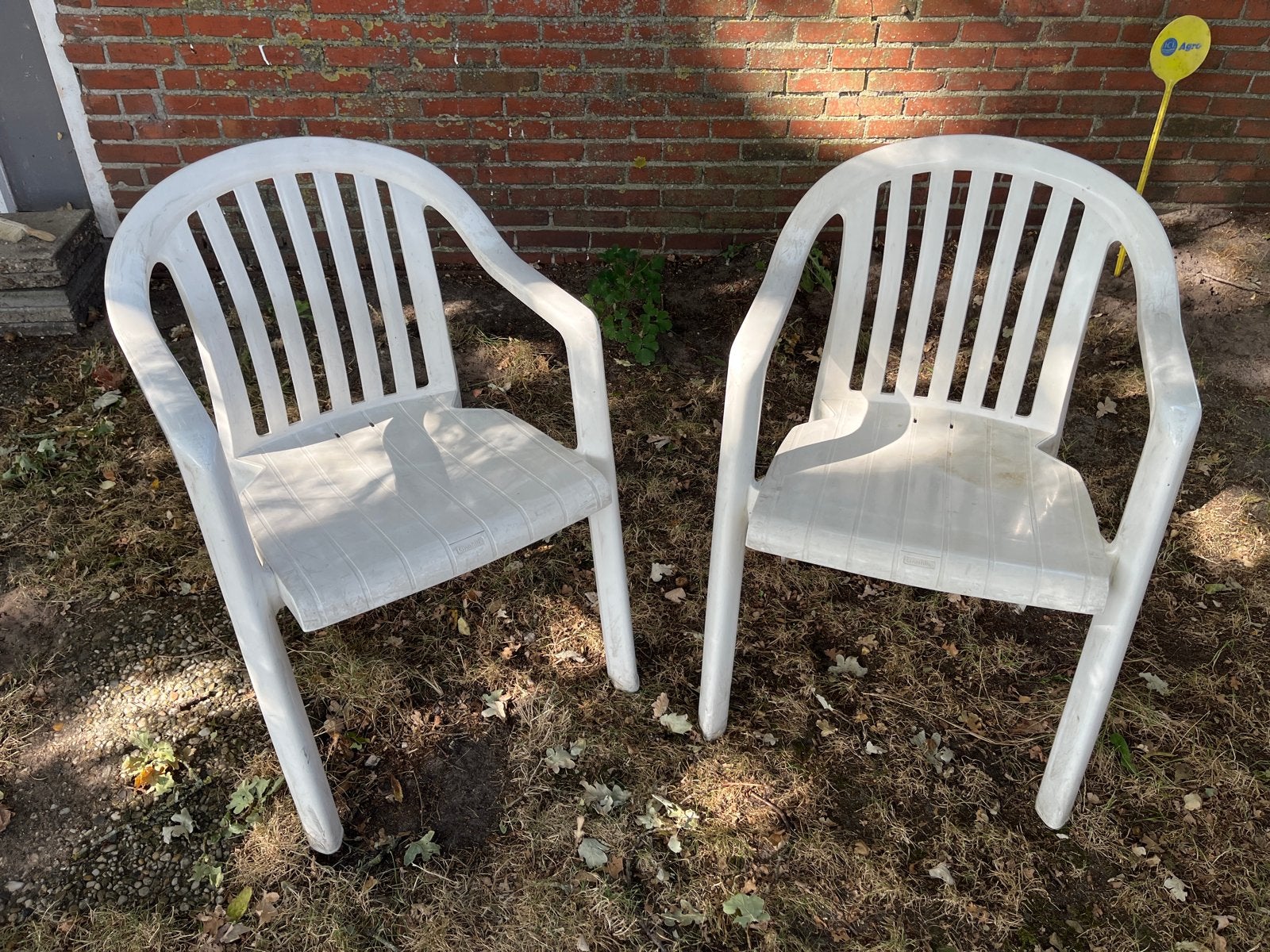 Twee witte stapelstoelen., Ophalen, Gebruikt, Kunststof