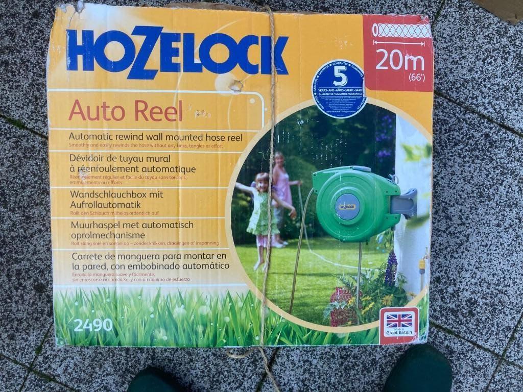 Hozelock muurhaspel met automatisch oprolmechanisme, Tuin en Terras, Tuinslangen, Ophalen, Zo goed als nieuw, Tuinslang