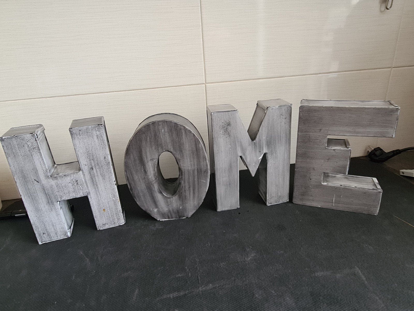 VT Wonen metalen letters "HOME" - grijs, industrieel, Nieuw, Ophalen of Verzenden, Metaal, Grijs