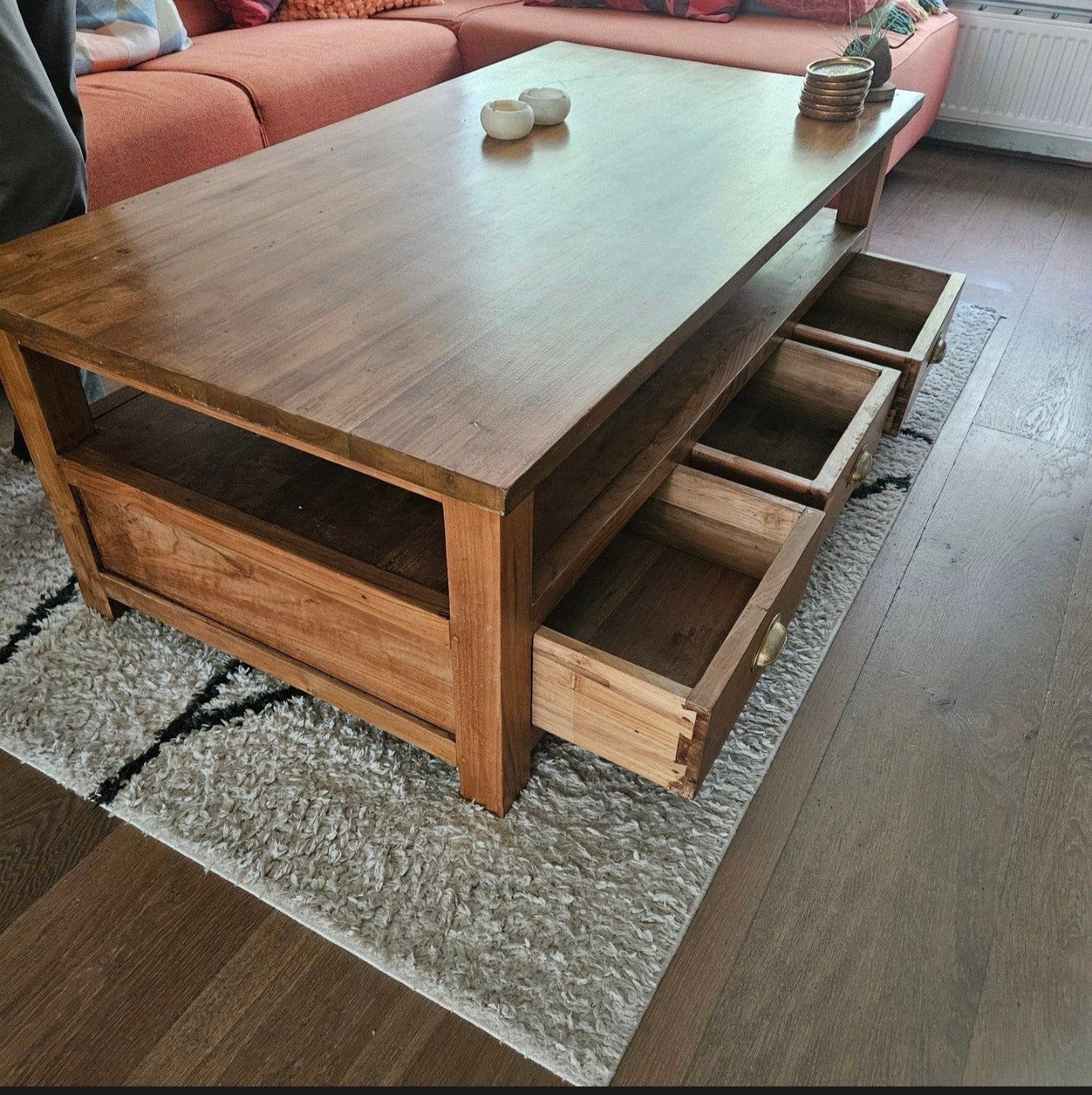 Foto 5 van Massief houten salontafel met lades