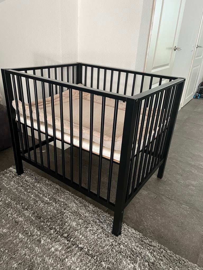 Europe Baby Box Robin II Mat Zwart inclusief matras en kleed, Ophalen of Verzenden, Zo goed als nieuw, Lade