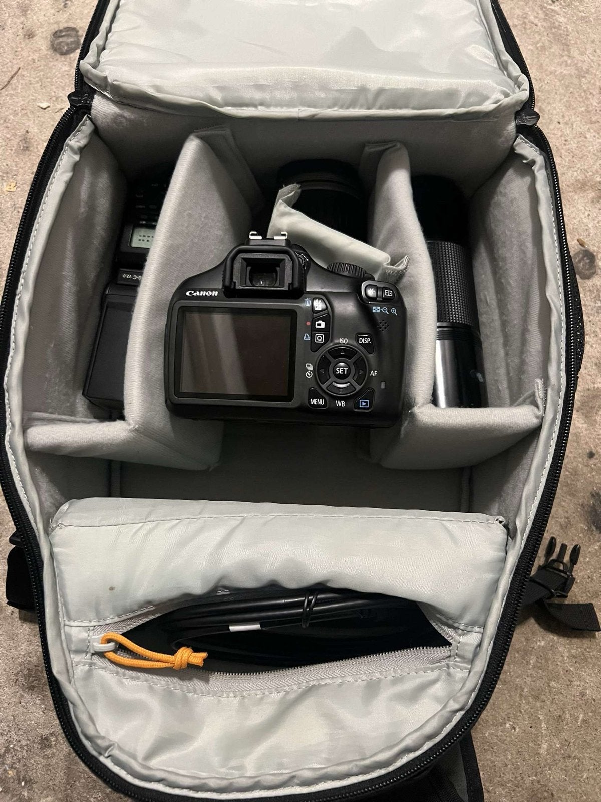 Canon EOS 1100D spiegelreflexcamera met lenzen en flitser