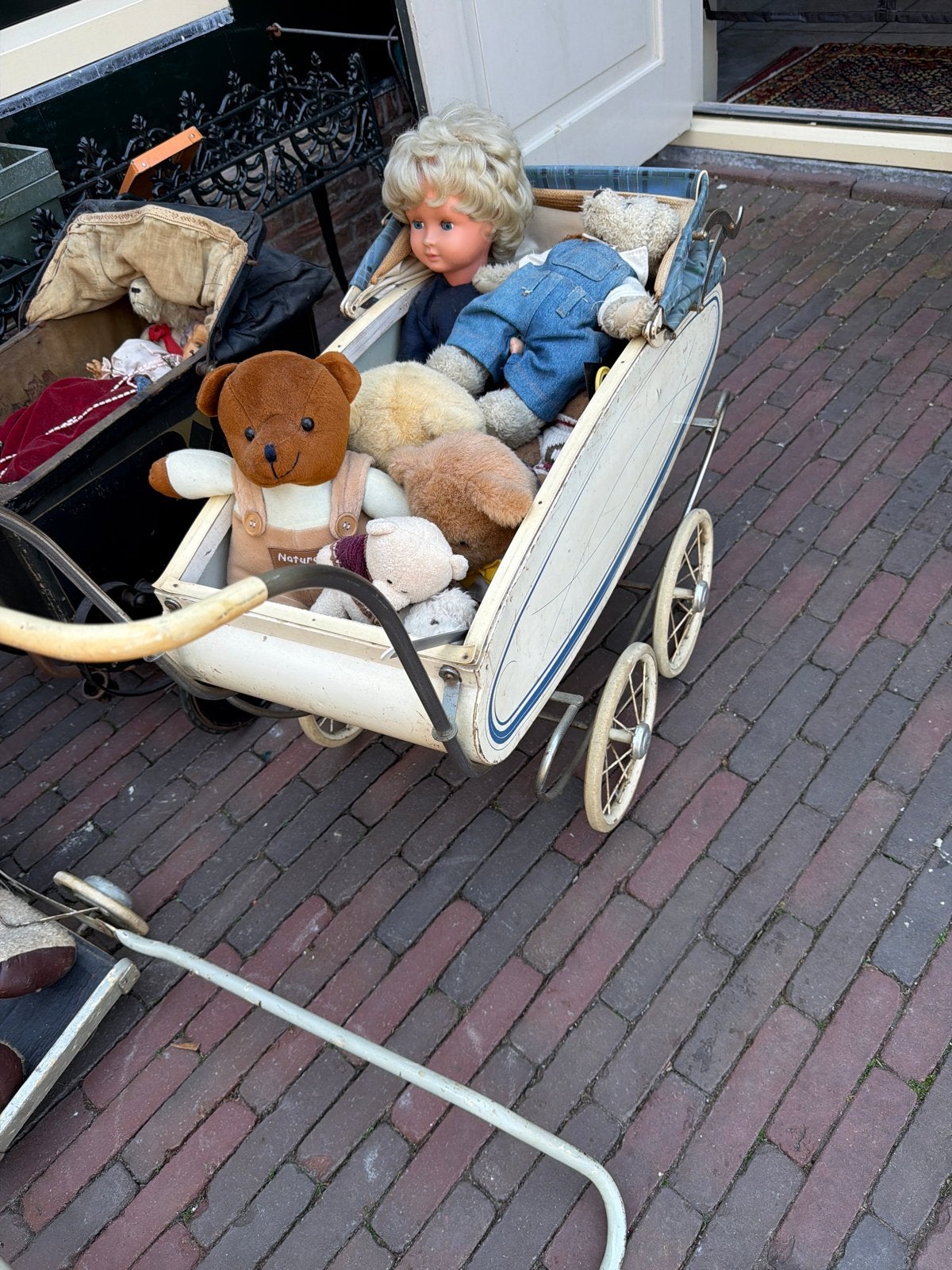 Vintage poppenwagen met poppen en knuffels, Kinderen en Baby's, Ophalen of Verzenden, Gebruikt, Overige typen