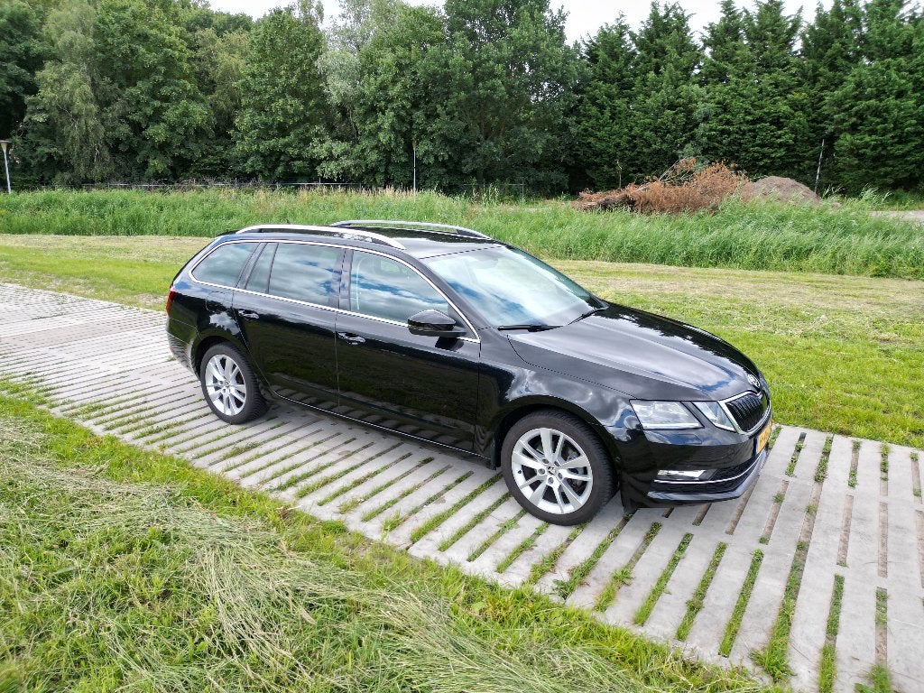 Skoda Octavia 1.0 TSI Greentech 115pk 2020 Zwart, Auto's, Voorwielaandrijving, Stof, Zwart, Zwart