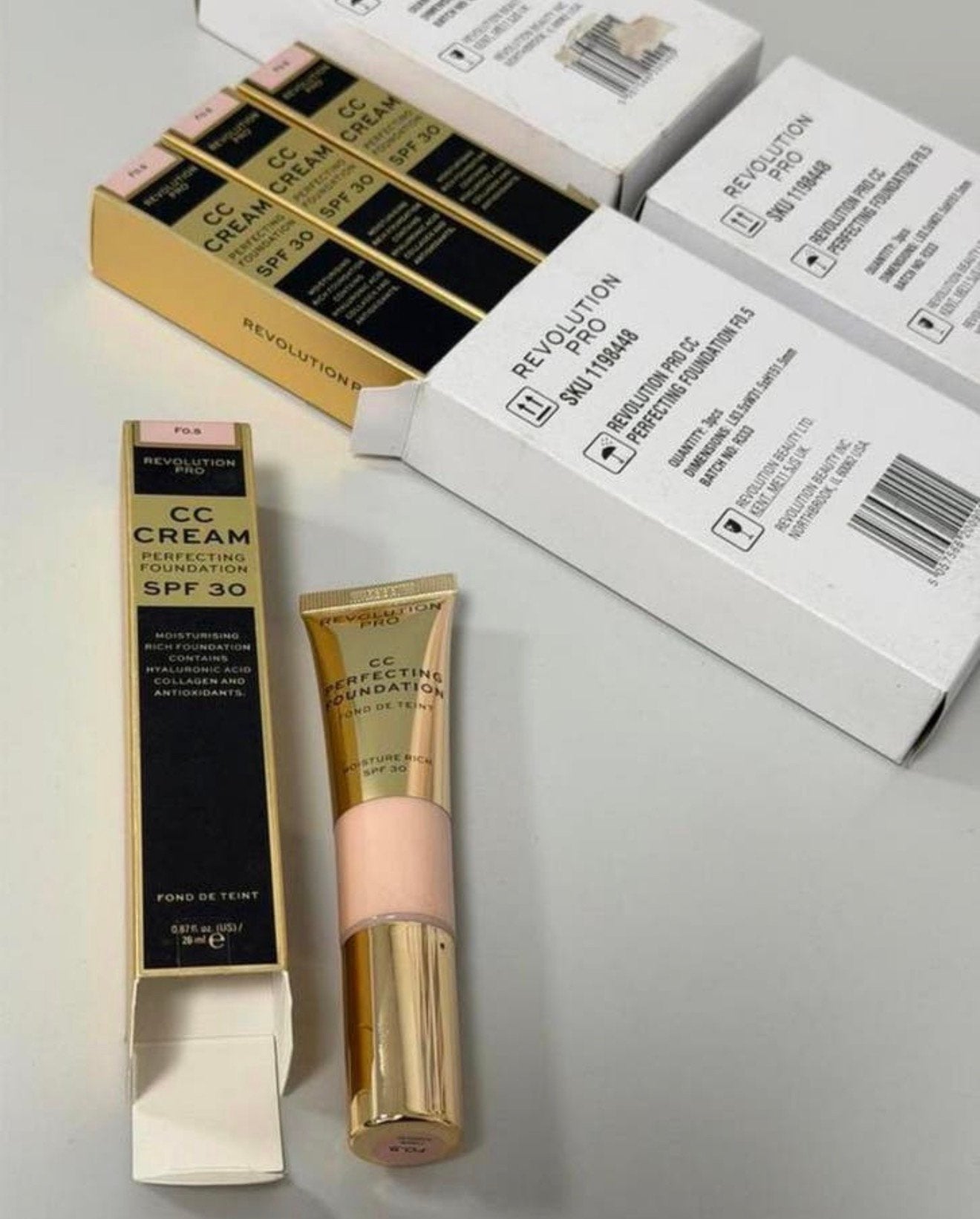 10X Makeup Revolution Pro CC Perfecting Foundation Spf30 F5, Gehele gezicht, Beige, Nieuw, Ophalen of Verzenden