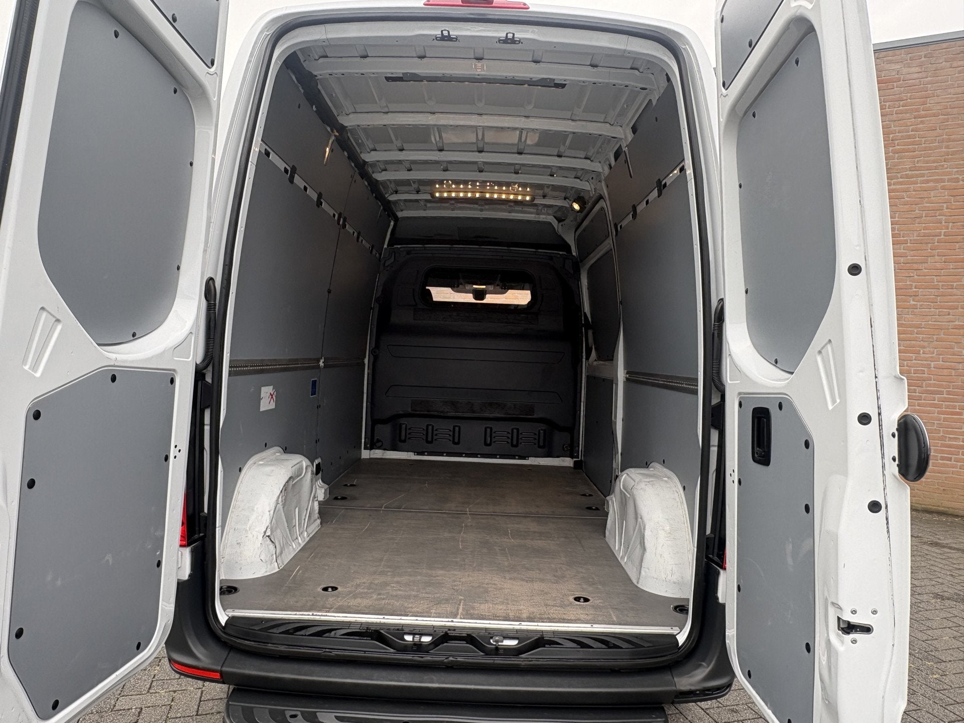 Foto 3 van Mercedes-Benz Sprinter 315CDI 150PK L2H2 / M-Bux / Carplay /
