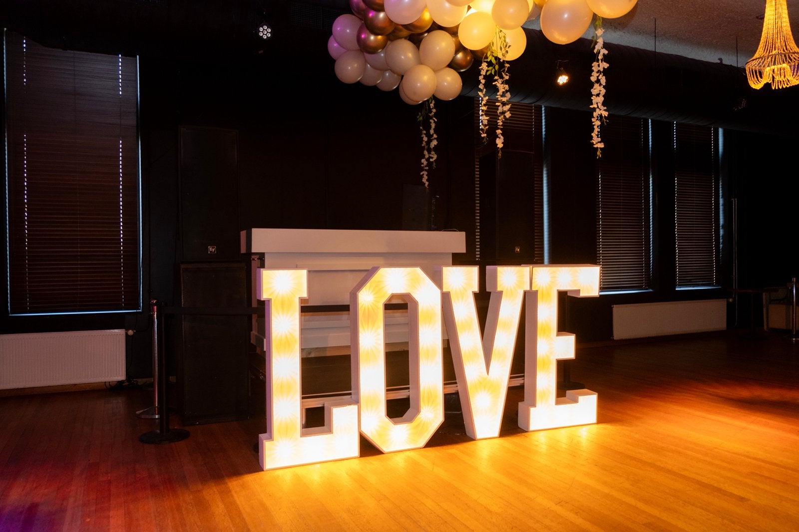 Led letters LOVE, Eén persoon