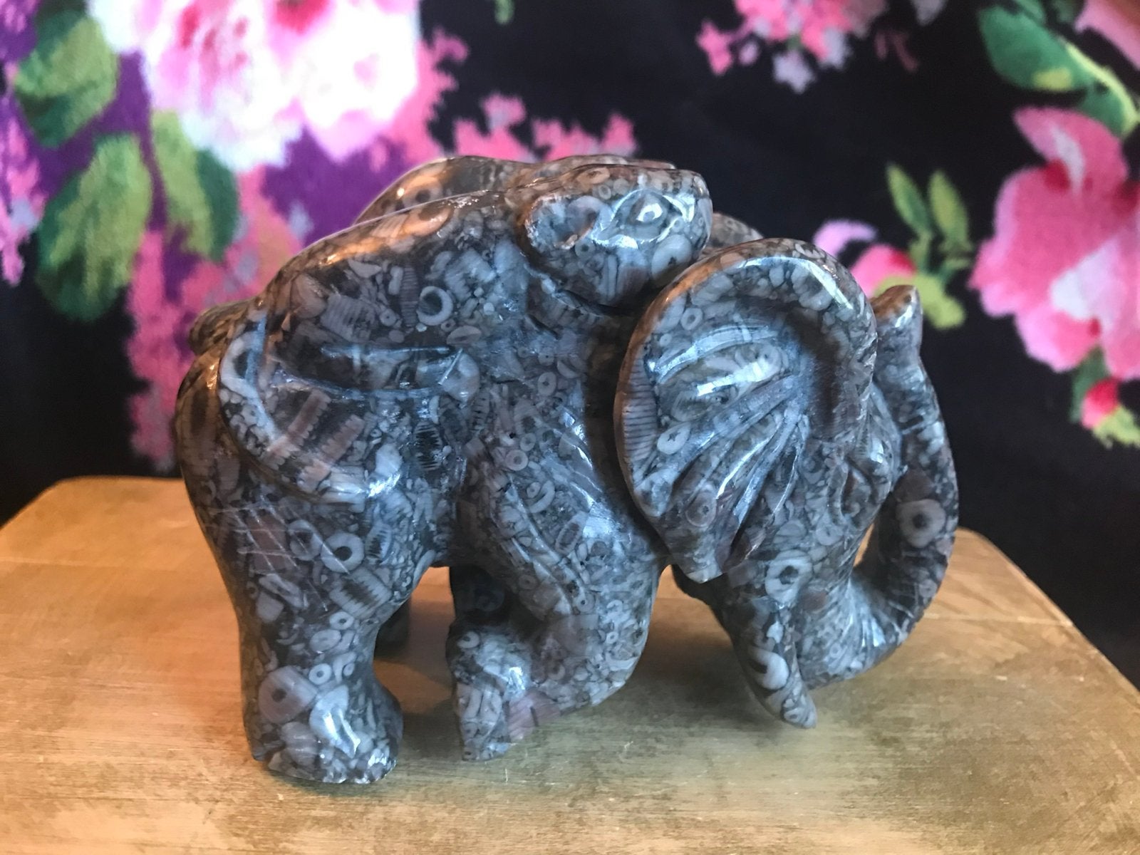 Grote mineralen olifant met drie muizen op zijn rug., Ophalen of Verzenden