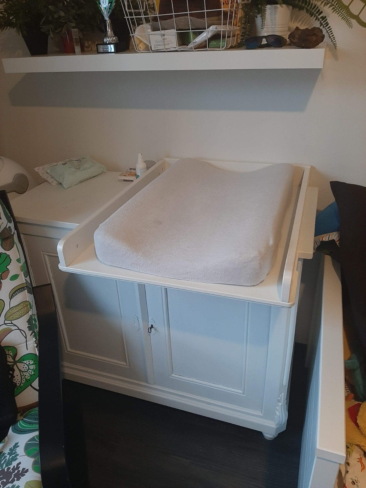 Gratis af te halen: Witte commode kast (opknapper), Ophalen, Gebruikt, 100 tot 150 cm, Met deur(en)