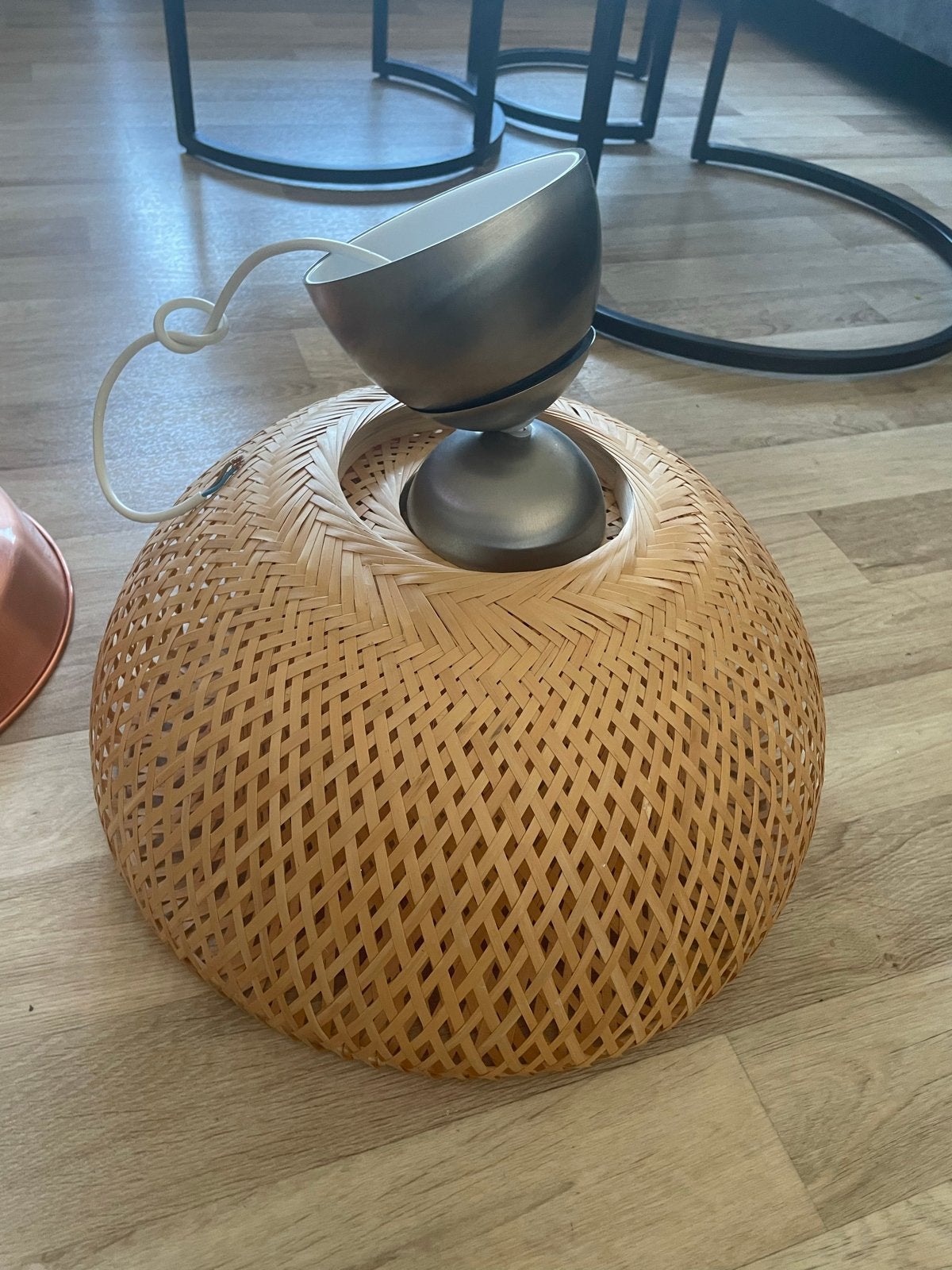 Foto 6 van Set van 3 lampen: 1 bamboe, 2 koperen hanglampen
