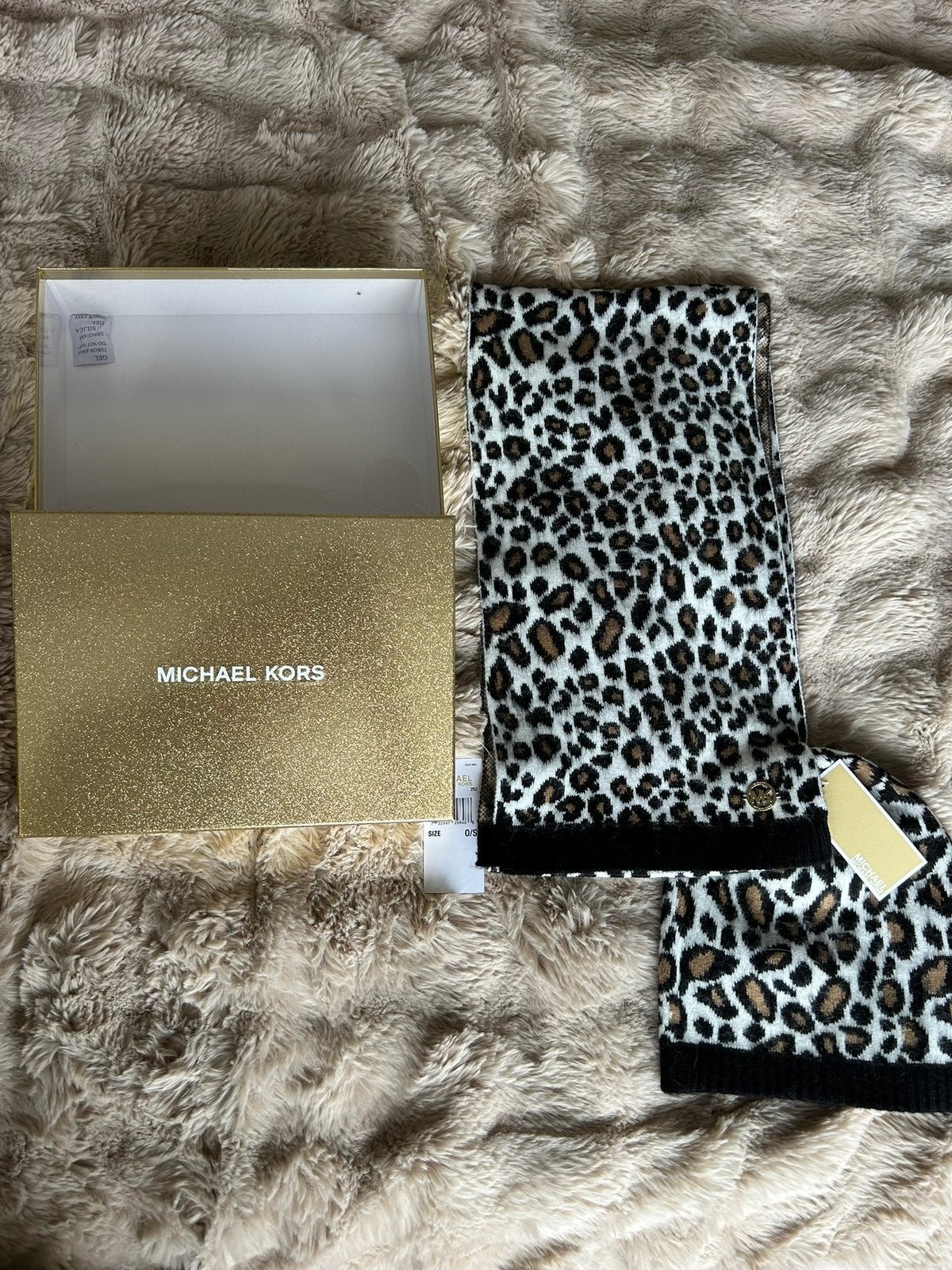 NIEUW Michael Kors set met muts en sjaal panterprint, Ophalen of Verzenden, Nieuw, Muts