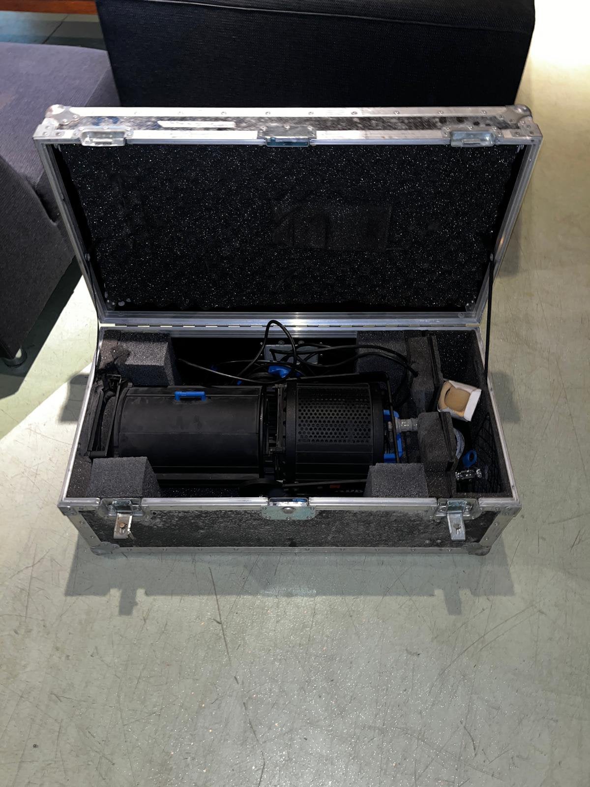 ADB SPOTLIGHT met flightcase, Ophalen, Zo goed als nieuw, Overige instrumenten, Flightcase