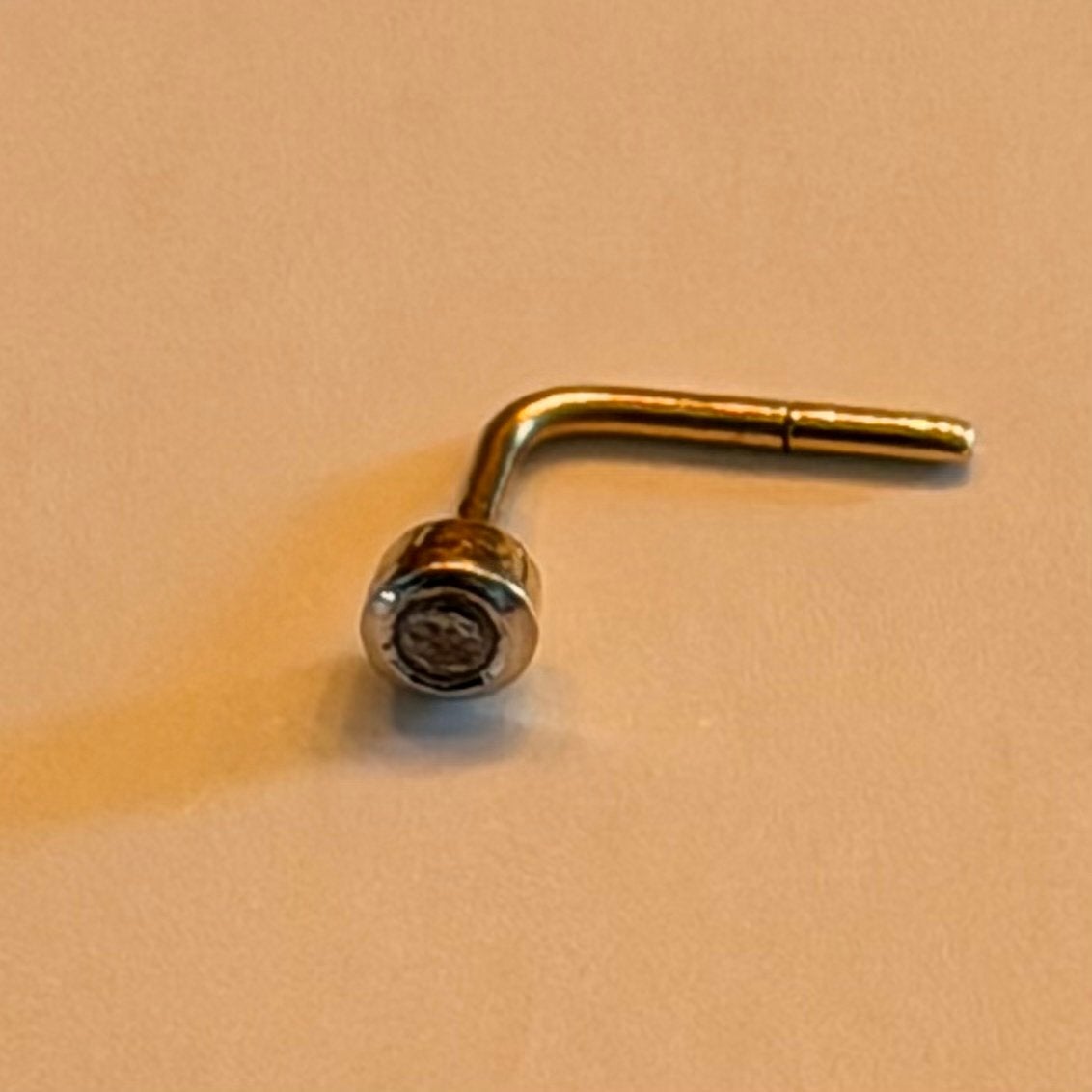 Gouden Neuspiercing met 1 Punts Briljant Geslepen Diamant, Sieraden, Tassen en Uiterlijk, Piercings, Gebruikt, Verzenden, Neuspiercing