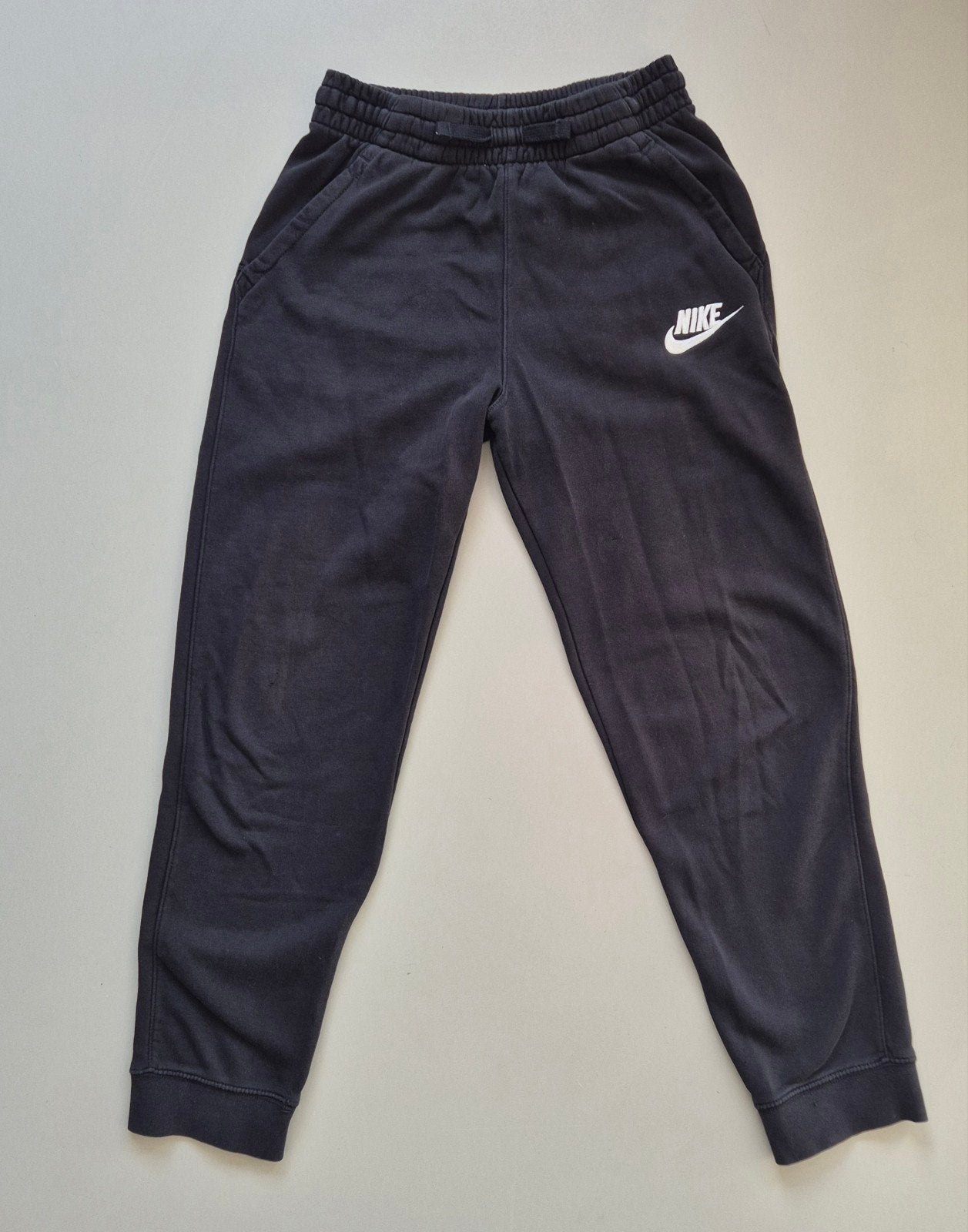 Nike Zwarte Joggingbroek Kindermaat XL (158-170), Kinderen en Baby's, Broek, Gebruikt, Jongen of Meisje, Ophalen of Verzenden