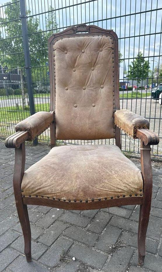 Antieke fauteuil  met houten frame. Een opknapper!, Ophalen