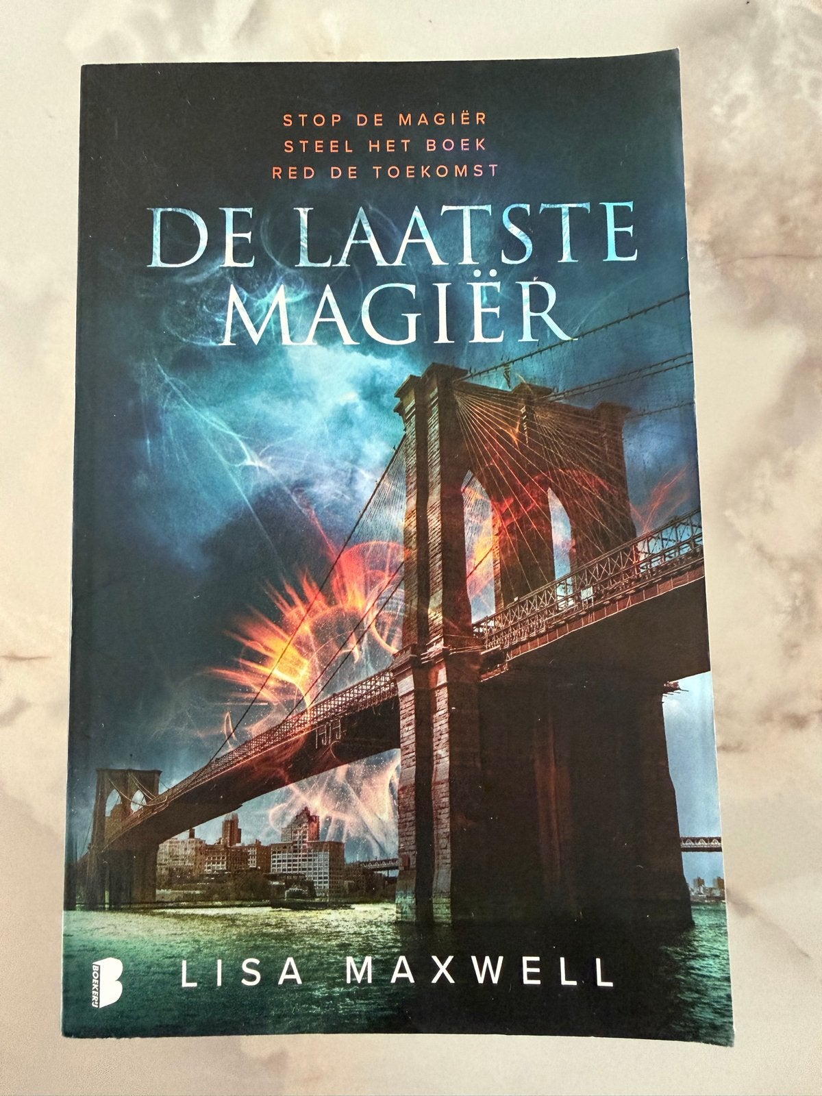 De Laatste Magiër - Lisa Maxwell (Fantasy Boek), Boeken, Ophalen of Verzenden, Zo goed als nieuw