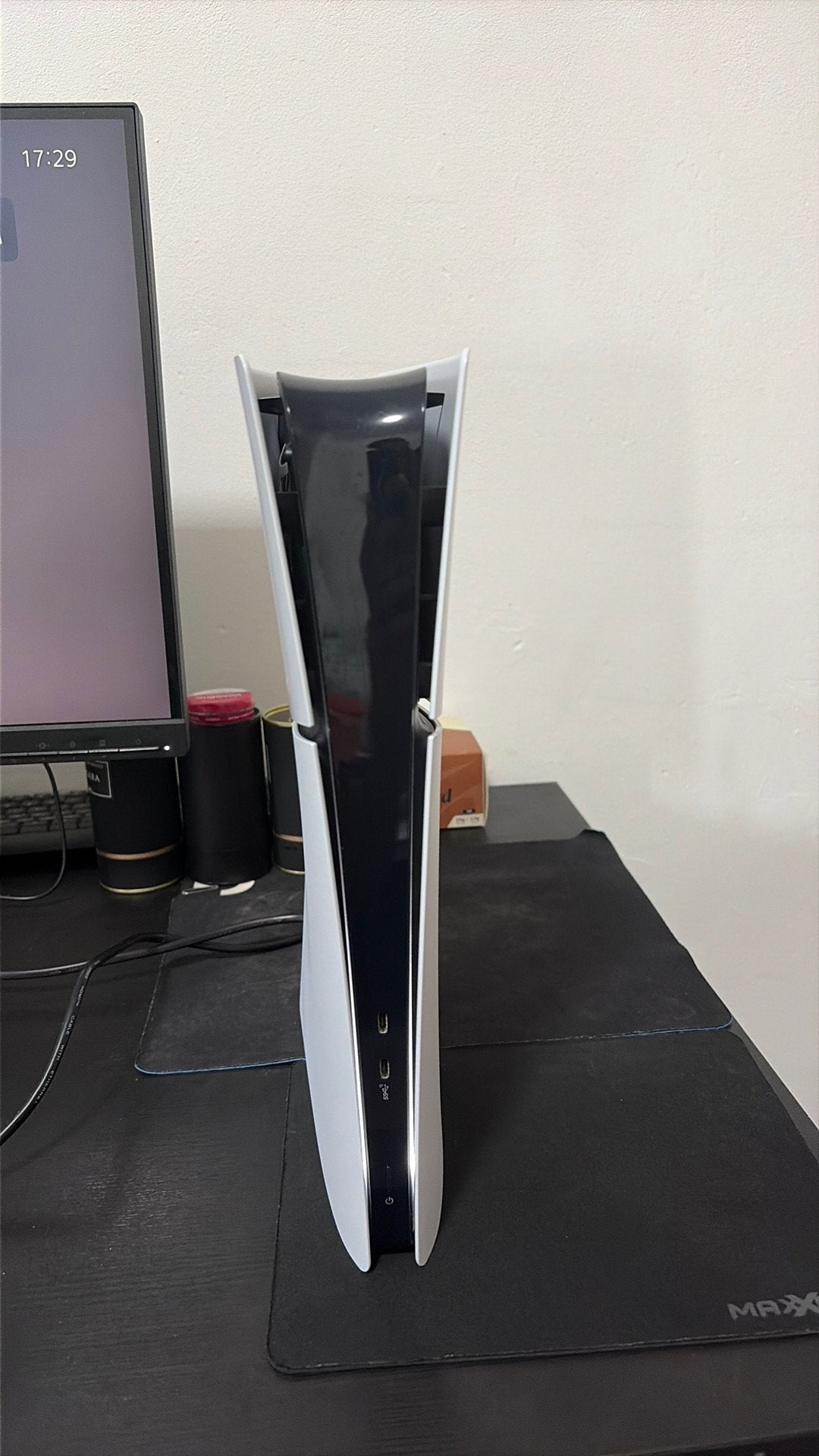 Foto 3 van Playstation 5 slim digitaal 1TB met 2 controllers