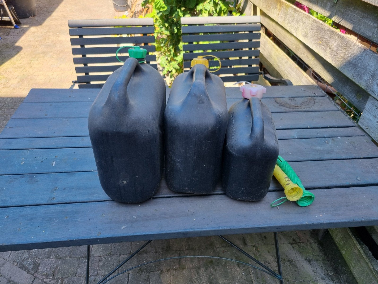 3 jerrycans, Ophalen
