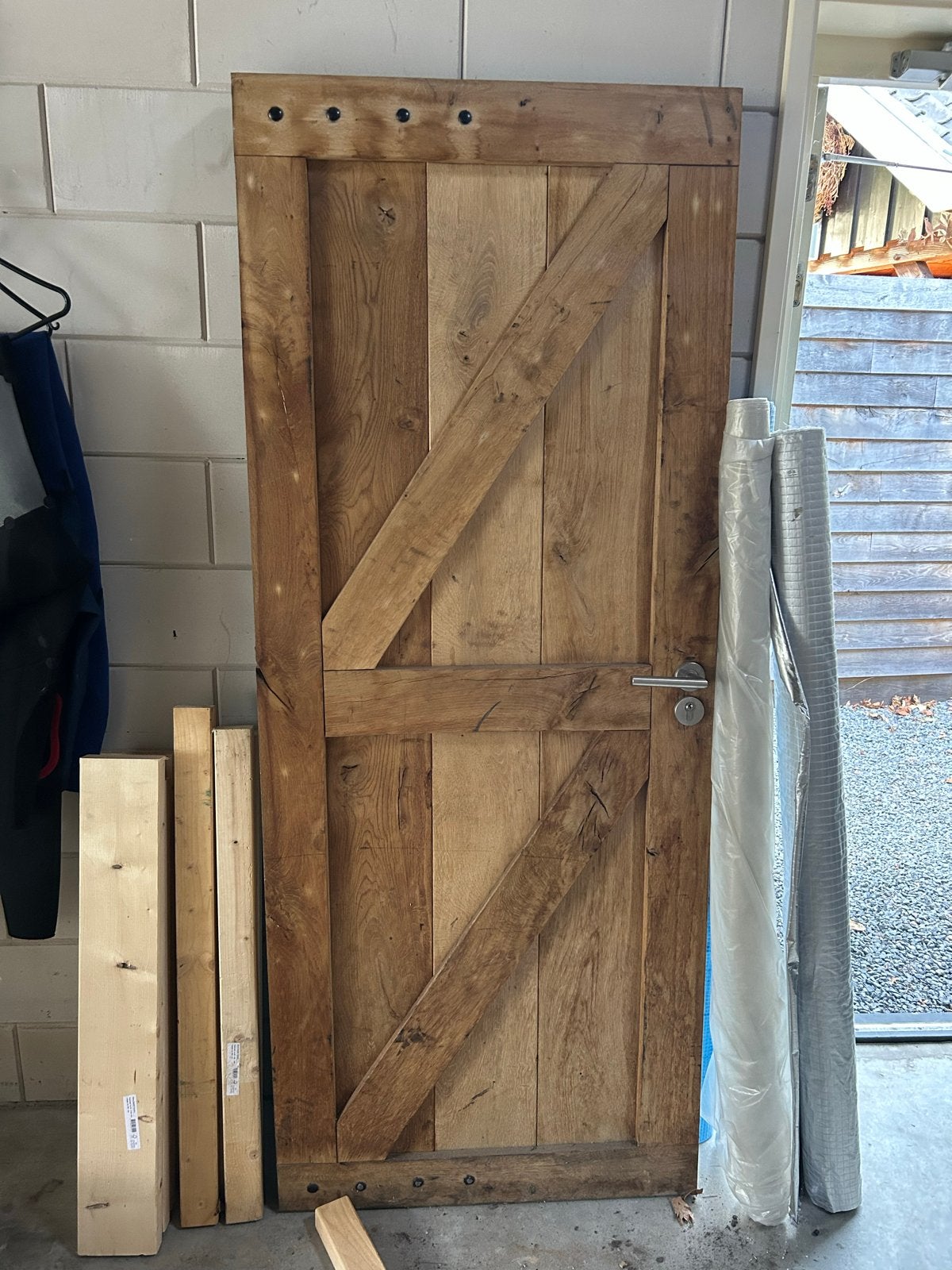 Robuuste houten schuurdeur met metalen accenten, Ophalen, Gebruikt, 80 tot 100 cm, Buitendeur