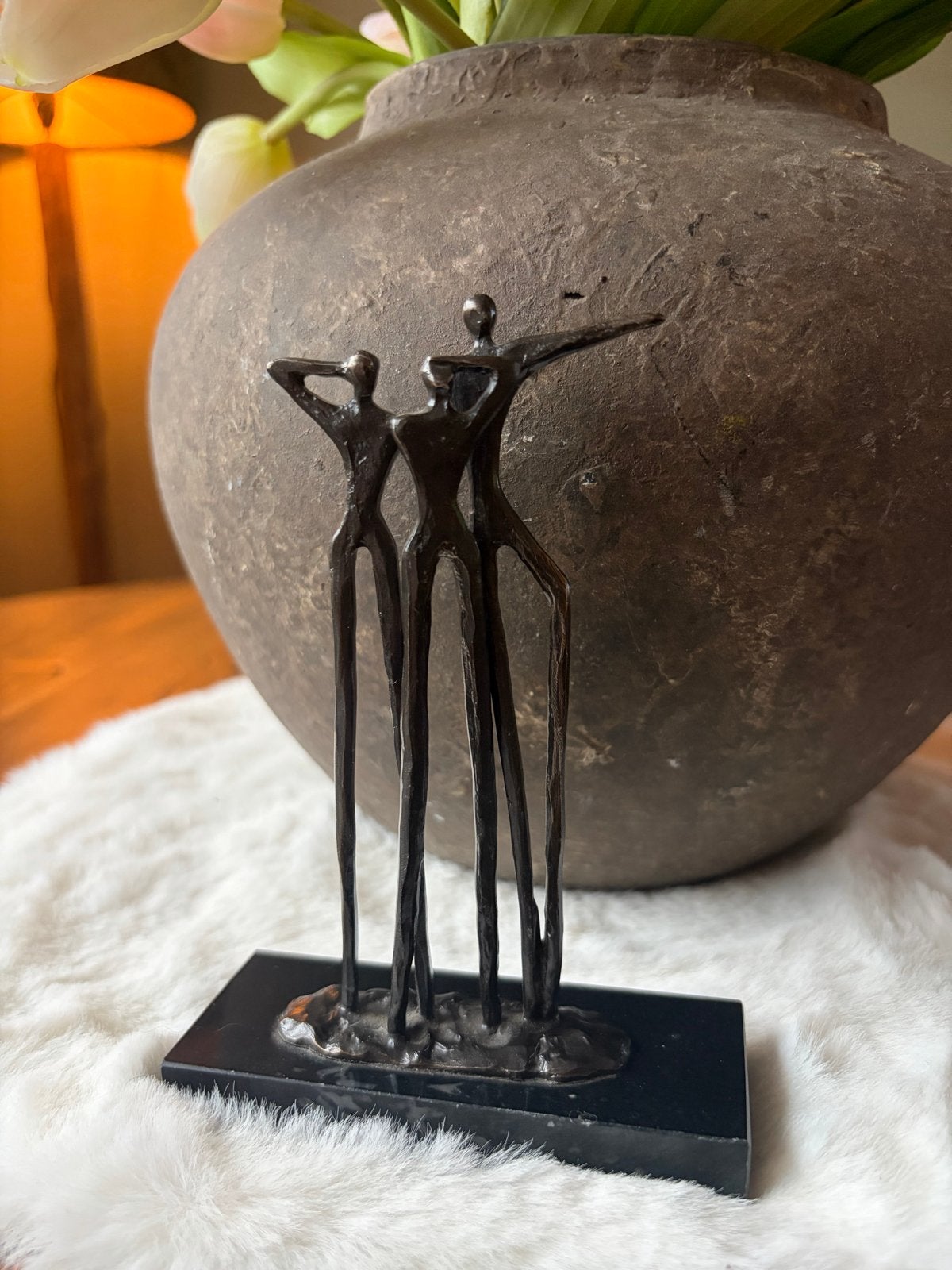 Modern bronzen beeldje op sokkel artihove, Groep mensen, Minder dan 20 cm, Ophalen of Verzenden, Brons