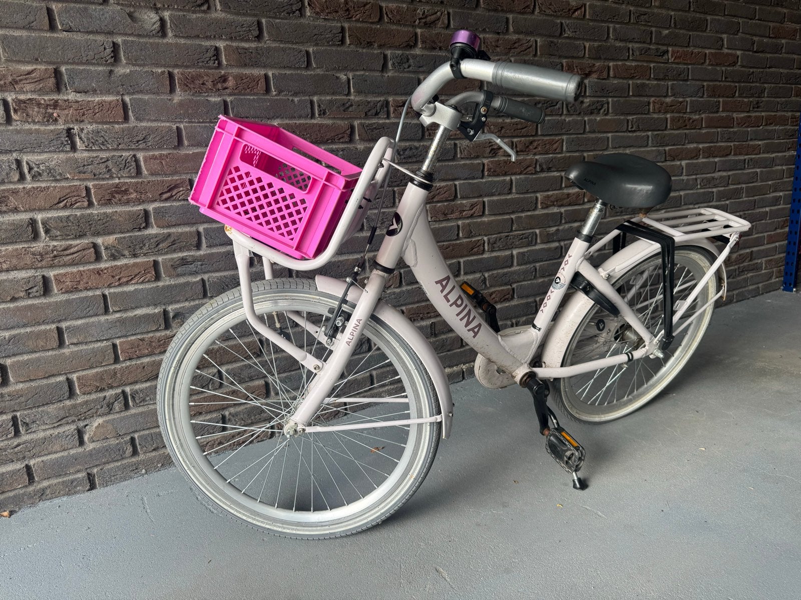 Alpina fiets met mandje - Zo goed als nieuw, Fietsen en Brommers, Fietsen | Dames | Damesfietsen, (Extra) lage instap, Velgrem