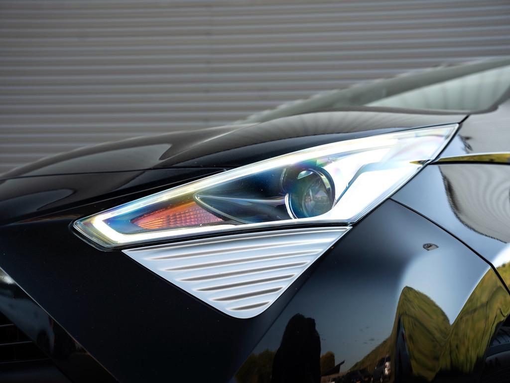 Toyota Aygo 1.0 VVT-i x-joy Camera Airco Cruise Xenon Blueth, Auto's, Toyota, Stof, Gebruikt, 4 stoelen, Zwart