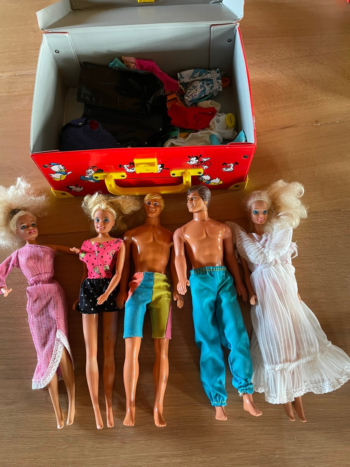 Koffertje met jongens en meisjes barbies