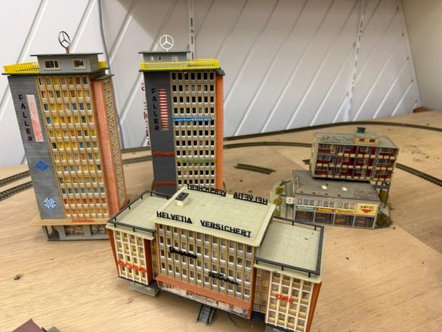 Faller flats, Hobby en Vrije tijd, Modeltreinen | H0, Gebruikt, Gelijkstroom of Wisselstroom, Brug, Tunnel of Gebouw, Ophalen
