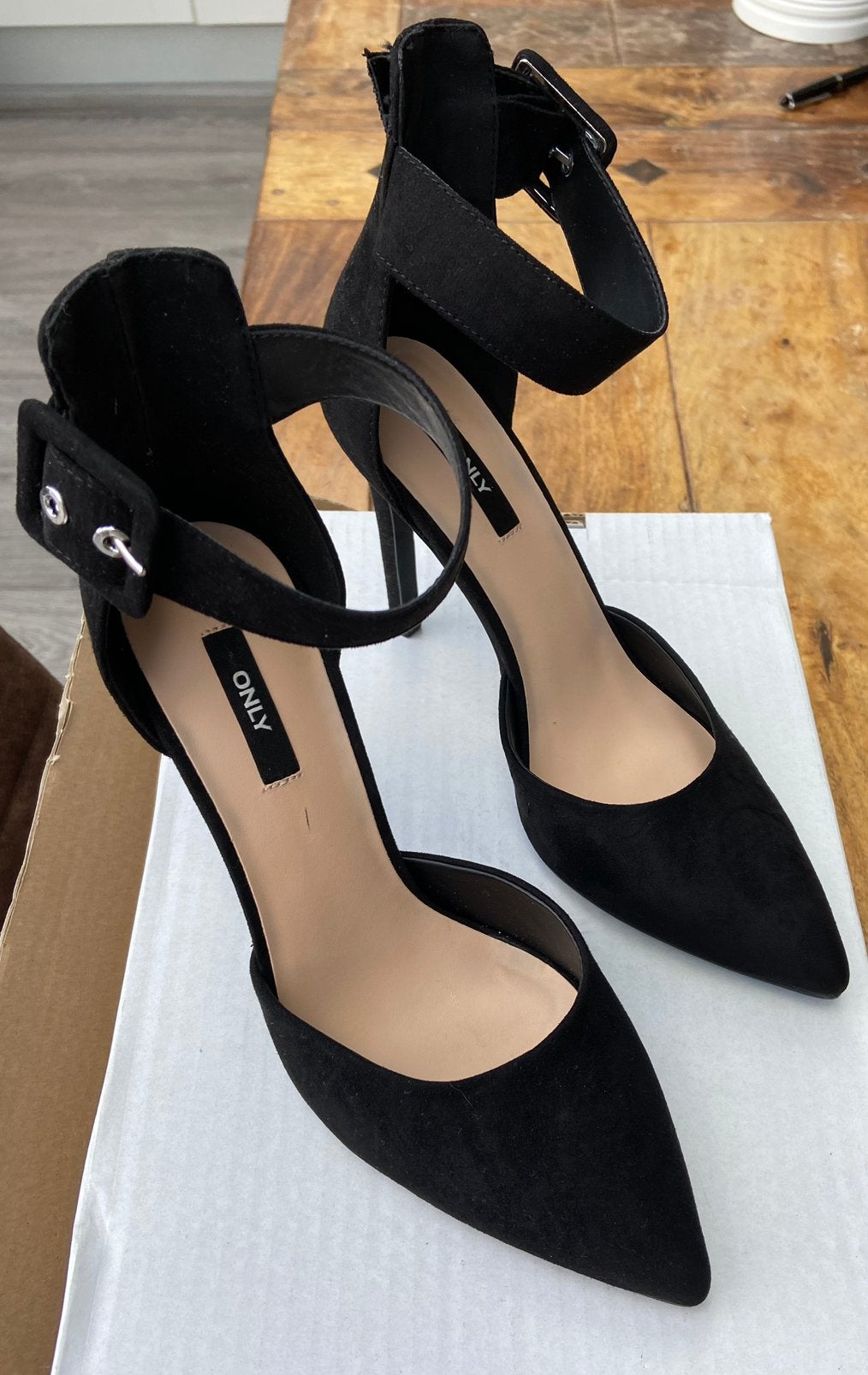 ONLY pumps suède zwart met bandje/zilveren sluiting, maat 39, Pumps, Zwart, Nieuw, Ophalen of Verzenden