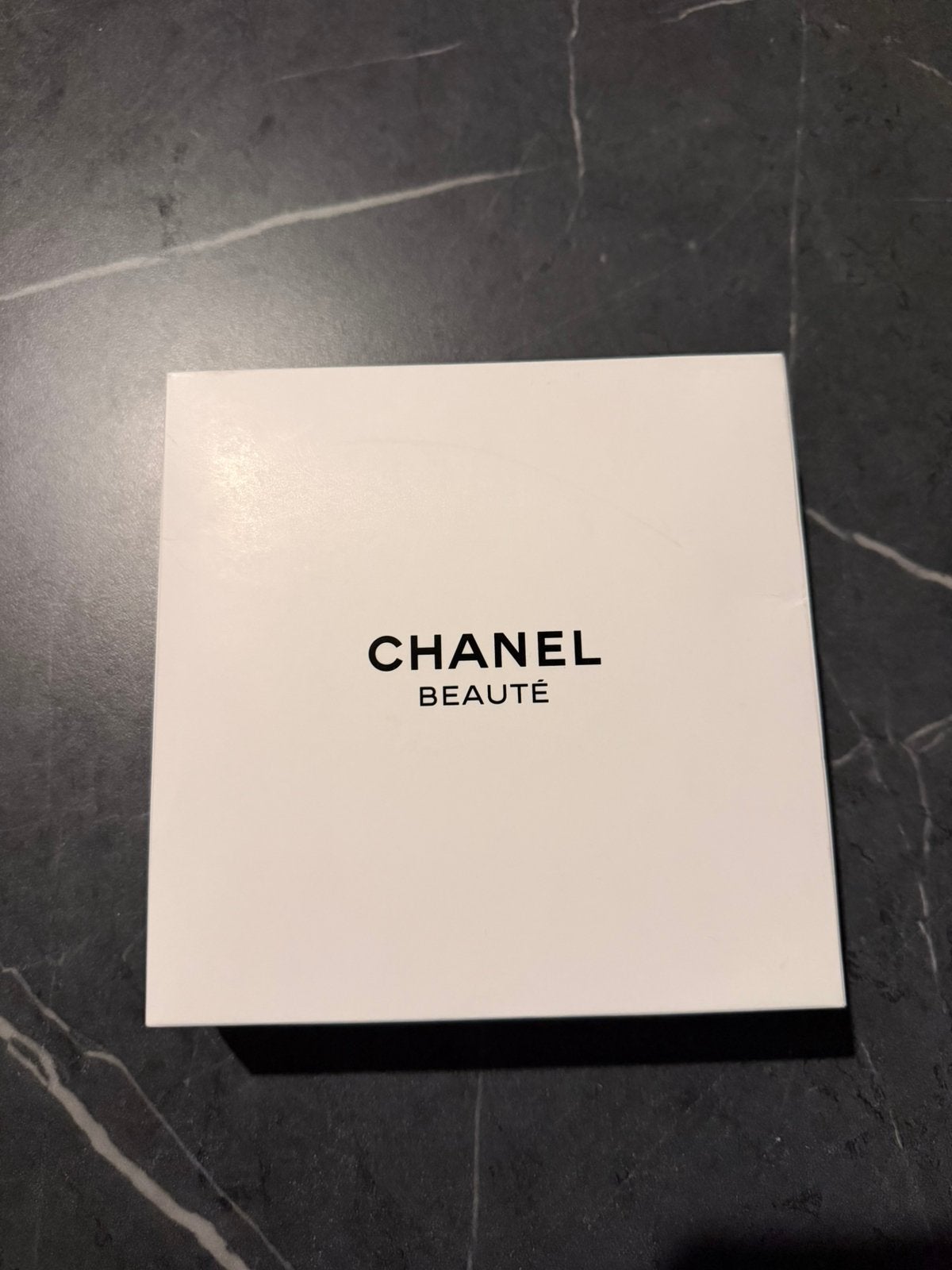 Chanel toilettas nieuw in doos, Sieraden, Tassen en Uiterlijk, Horloges | Heren, Ophalen of Verzenden, Nieuw, Staal, Overige merken