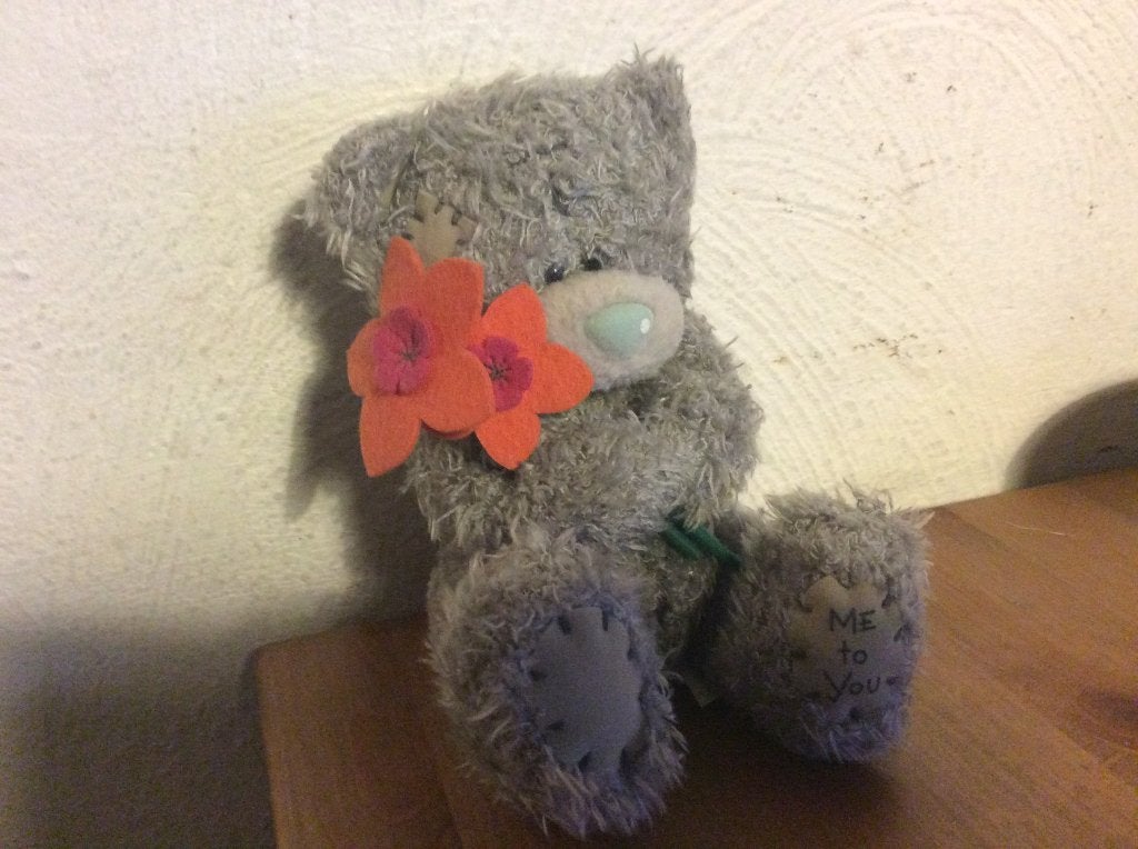 Me to You bluenose beertje met bloemen. 14 cm hoog zittend., Verzamelen, Beren en Cherished Teddies, Ophalen of Verzenden, Gebruikt