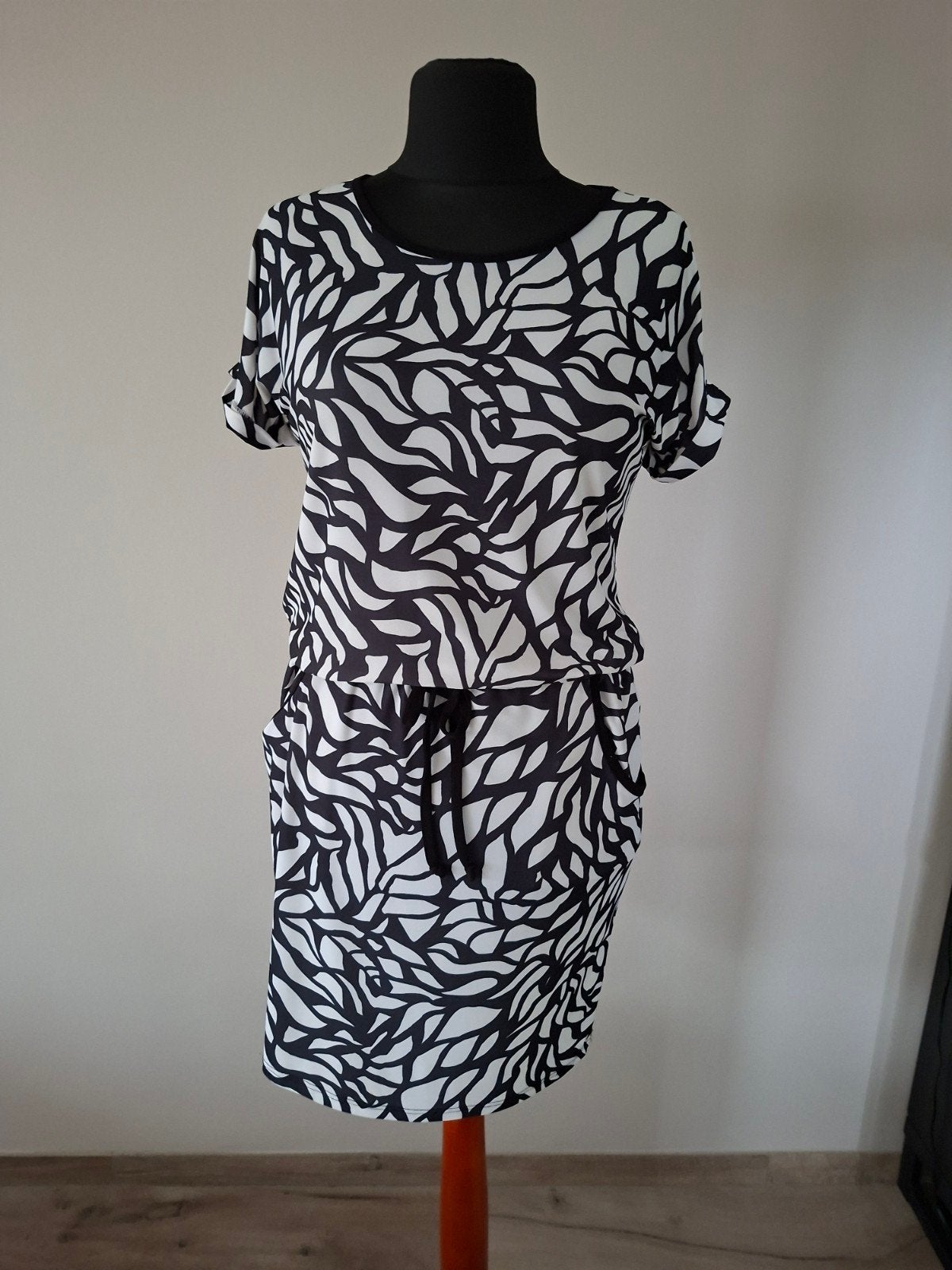 Zwart-wit jurk met zebraprint en strikceintuur, Maat 38/40 (M), Zwart, Ophalen of Verzenden, Knielengte