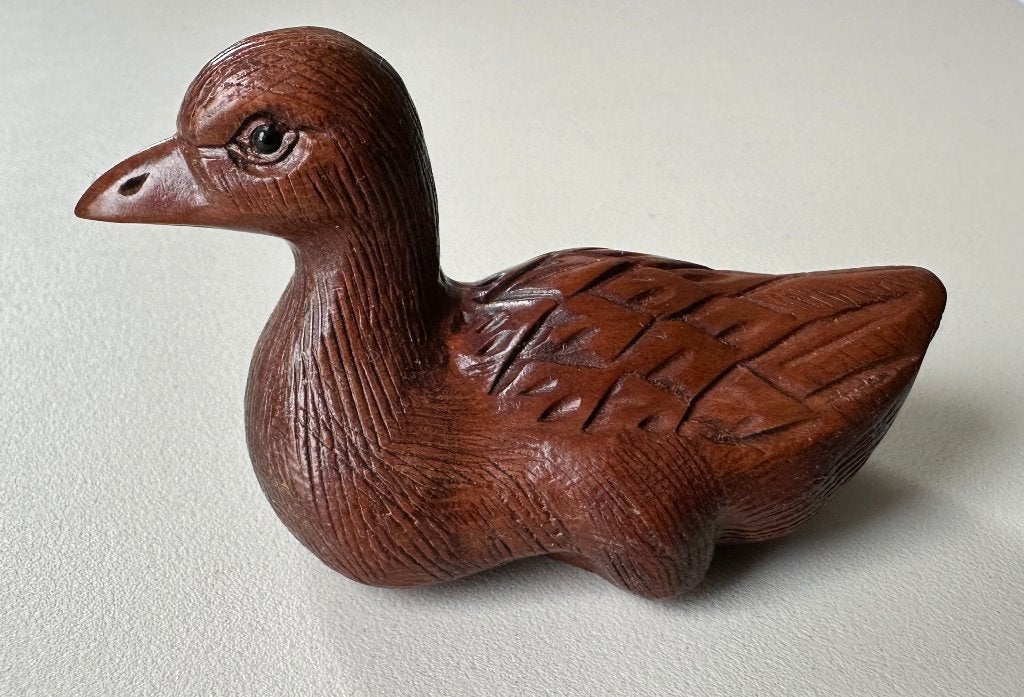 Houten Netsuke van een eend - Japan, Antiek en Kunst, Kunst | Niet-Westerse kunst, Hout, Bruin, Ophalen of Verzenden, Netsuke