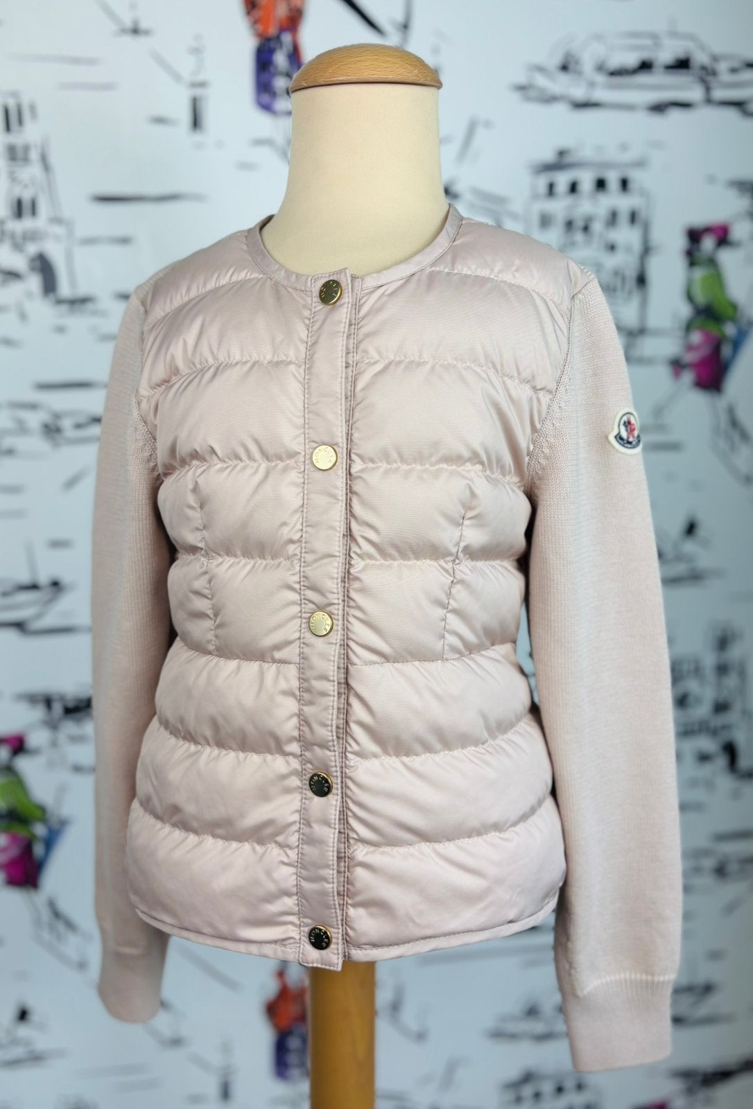 Moncler poederkleurig vest jasje met dons maat 8 NIEUW, Kinderen en Baby's, Kinderkleding | Maat 128, Moncler EU, Trui of Vest