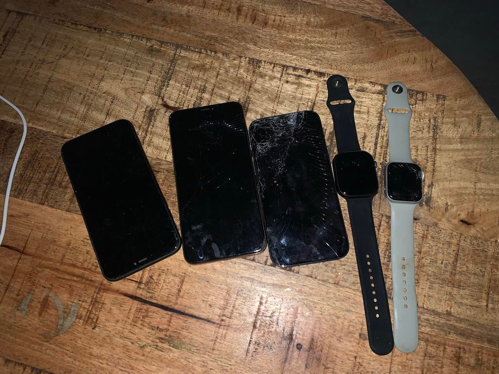 Partij defecte iPhones en Apple Watches, Ophalen, Niet werkend, Zwart, 64 GB