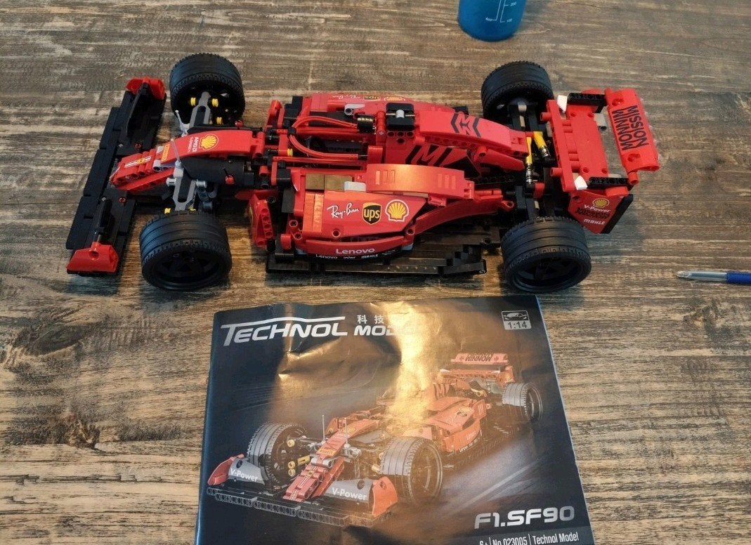 F1 SF90 Ferrari Formule 1 MOC 1400 stukjes nep LEGO, Ophalen of Verzenden, Zo goed als nieuw