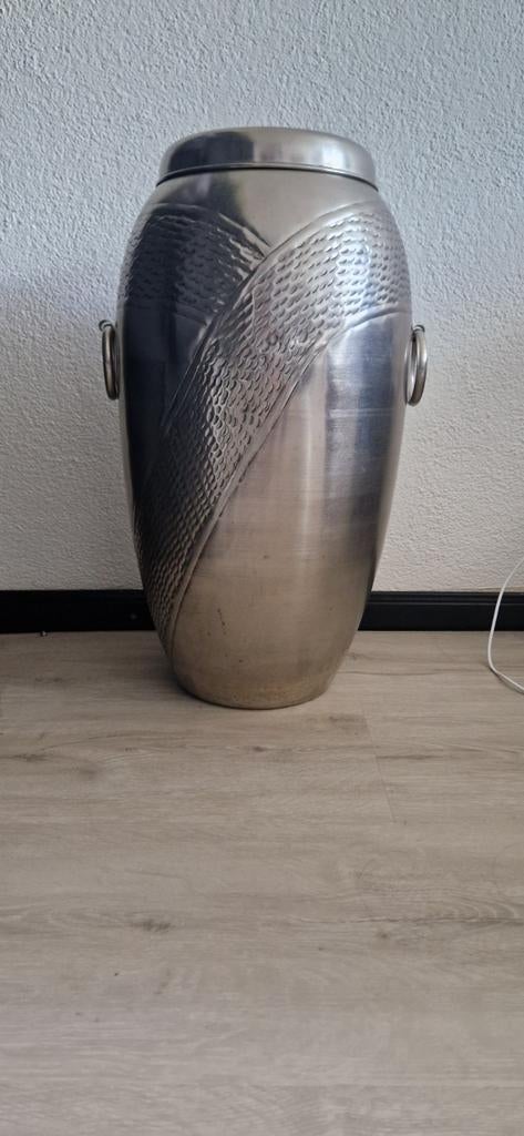 Metalen vaas met handvatten, Ophalen