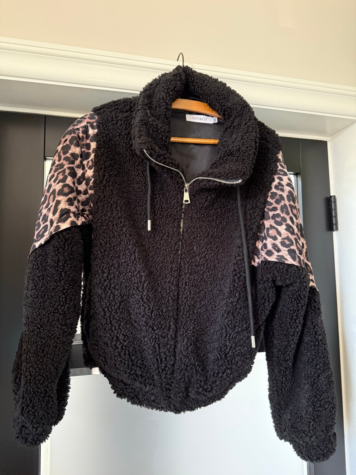 Soy&Co teddy jas met luipaardprint mouwen, Kleding | Dames, Ophalen of Verzenden, Zo goed als nieuw, Maat 38/40 (M), Zwart