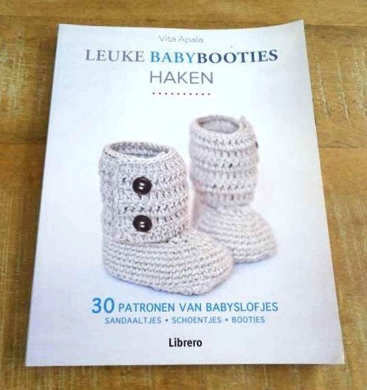 Leuke baby booties haken - haakboek - Vita Apala, Verzenden, Zo goed als nieuw, Haken, Patroon of Boek