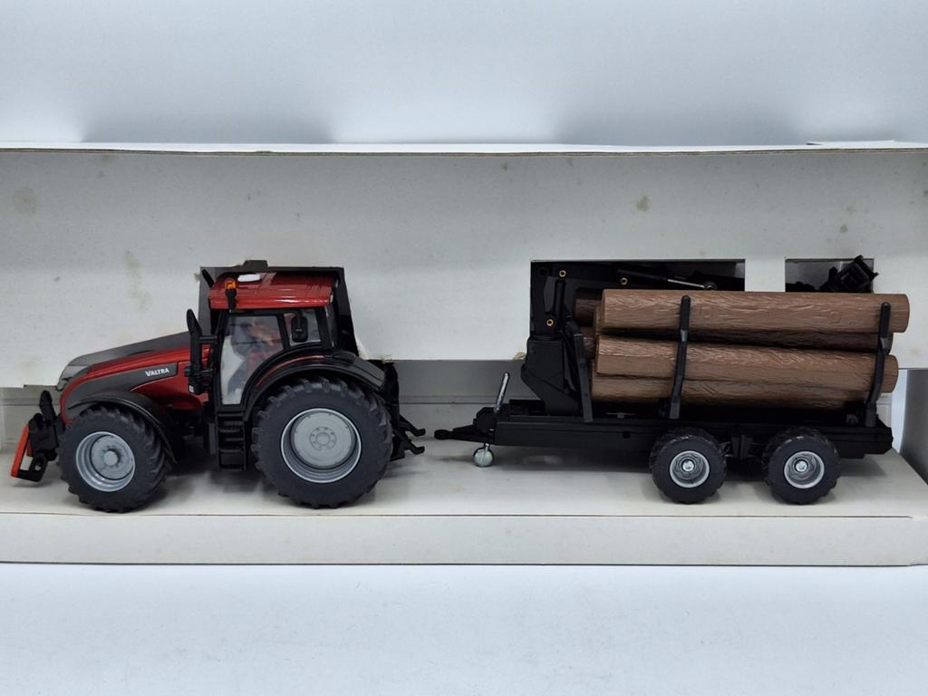 Valtra T191 Rood Metallic met Bomenwagen, Hobby en Vrije tijd, Modelauto's | 1:32, Zo goed als nieuw, Tractor of Landbouw, SIKU