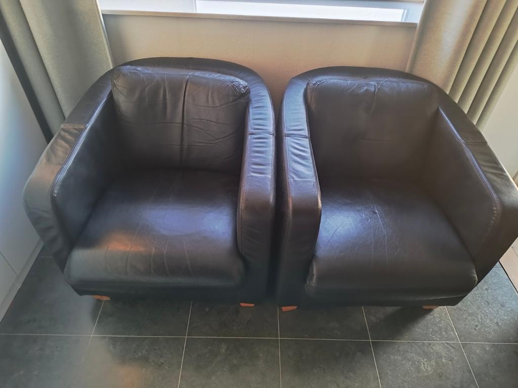 Gratis twee comfortabele zwarte leren fauteuils, Ophalen, Modern, Comfortabel, Gebruikt, 75 tot 100 cm